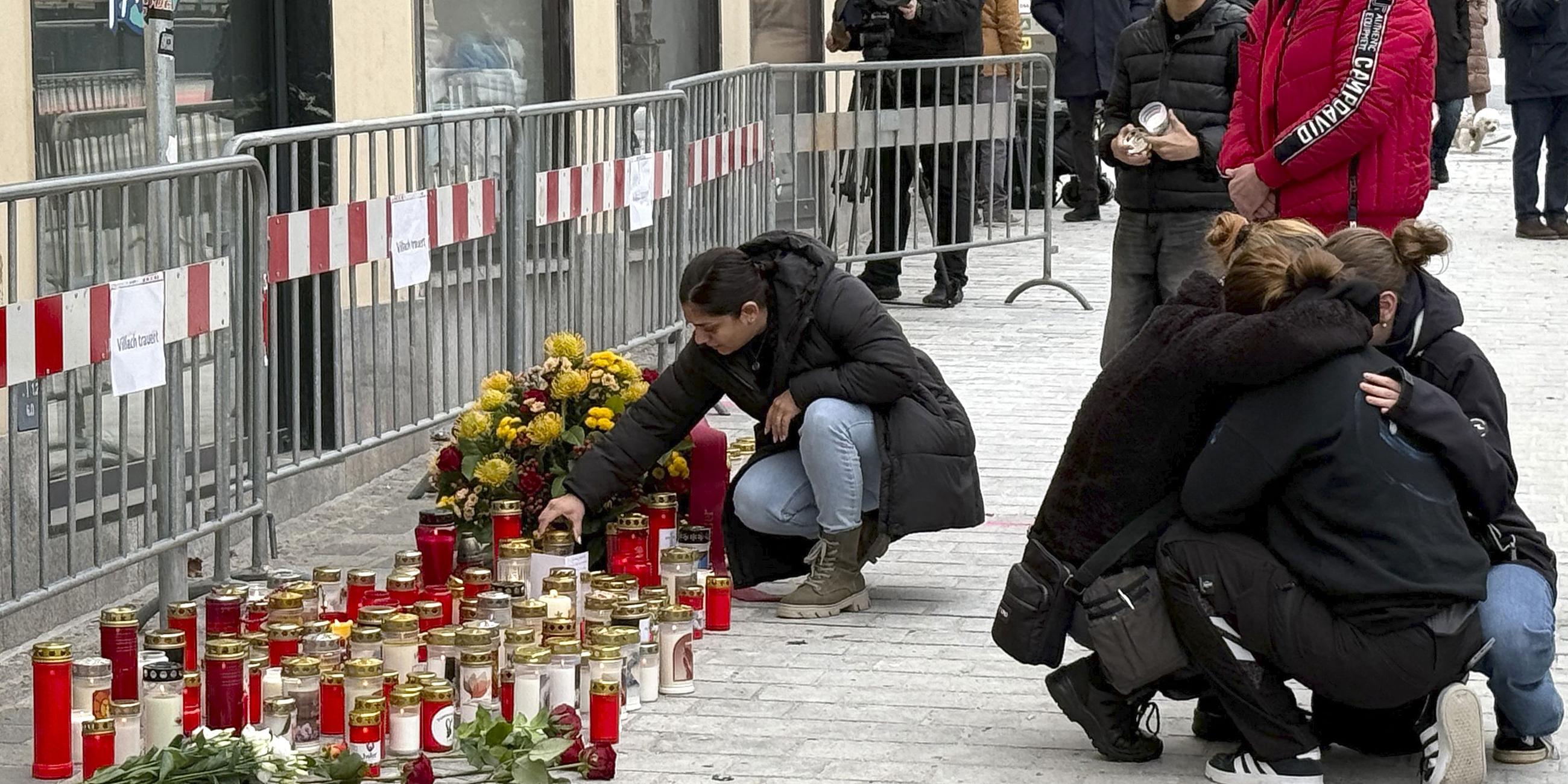 Trauernde Personen am Tatort des Messerangriffs in Villach, aufgenommen am 16.02.2025 