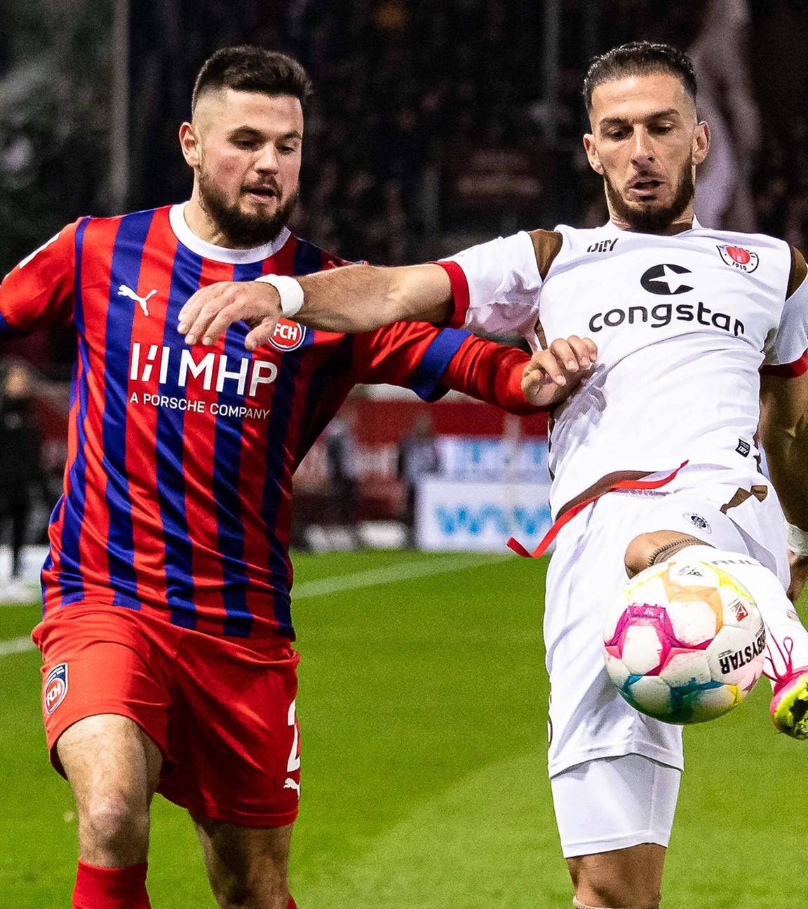 Leart Paqarada (FC St. Pauli, 23) und Marnon Busch (FC Heidenheim, 02) im Zweikampf.