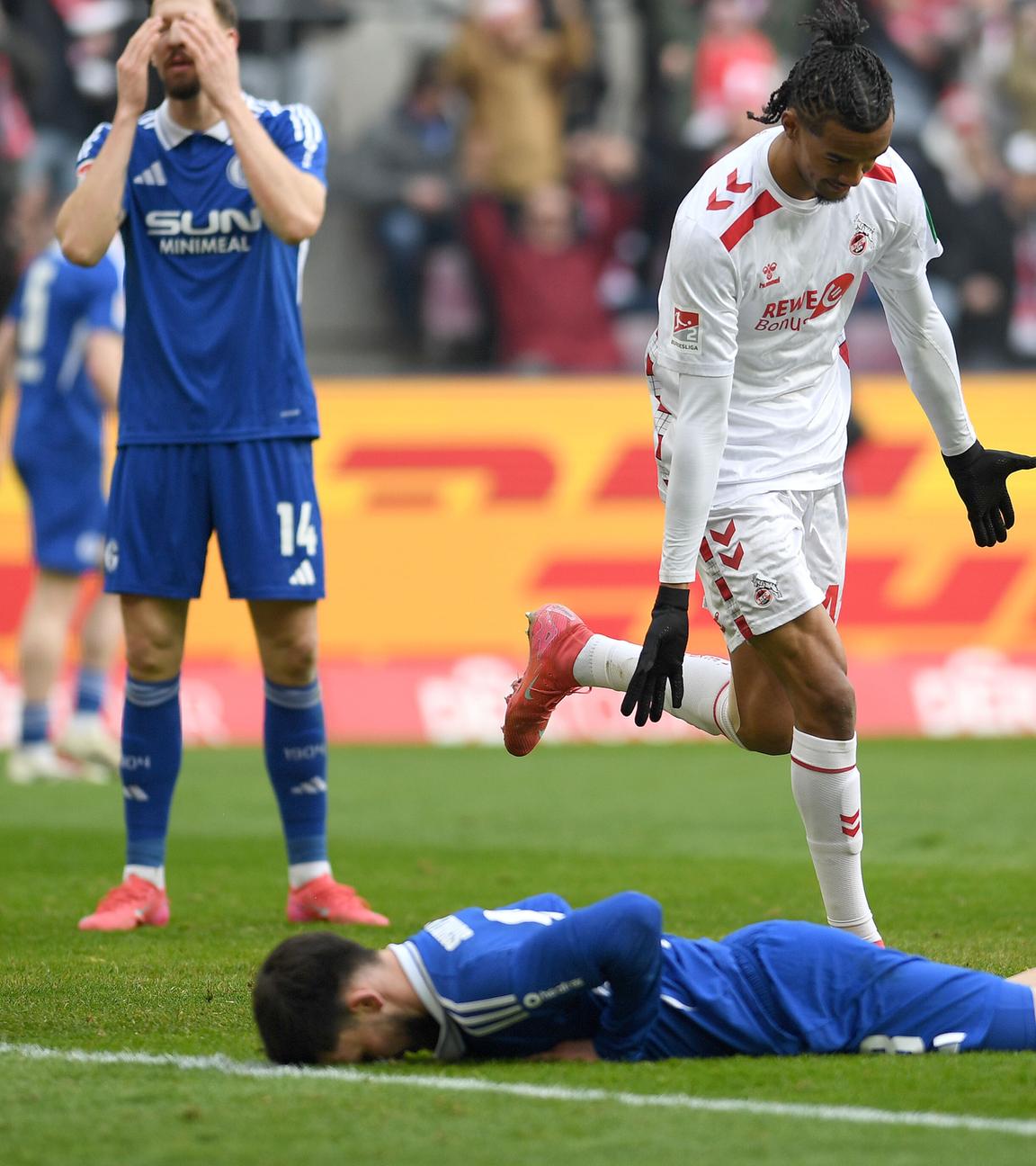 Damion Downs (1. FC Koeln) jubelt nach seinem Treffer zum 1:0 waehrend des Spiels der 2. Bundesliga.