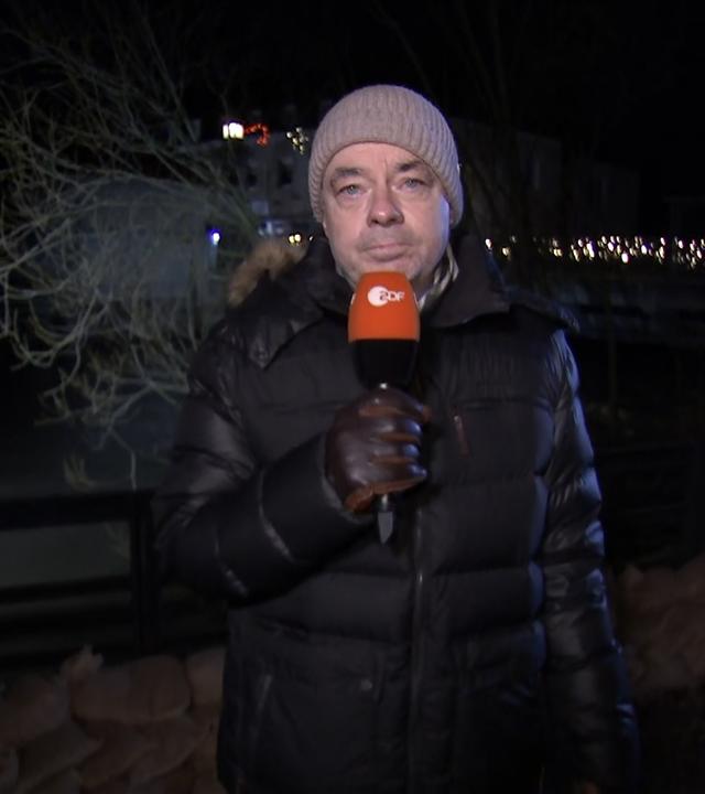 ZDF-Reporter Oliver Deuker im niedersächsischen Sarstedt