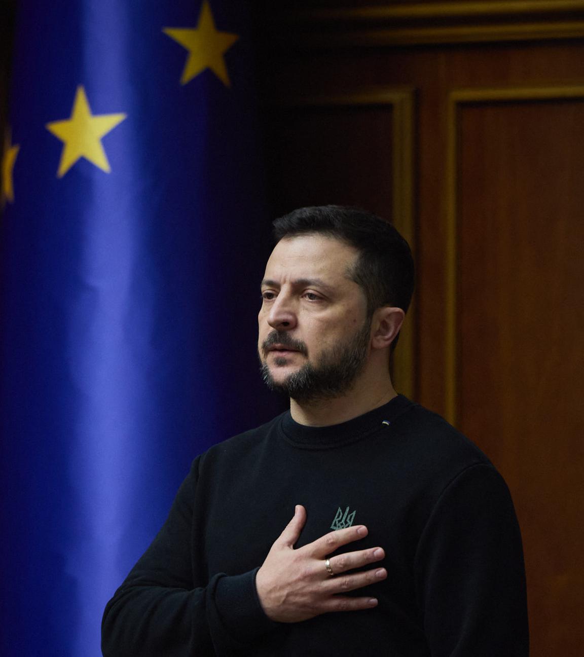 Selenskyj im Parlament, Hand auf der Brust