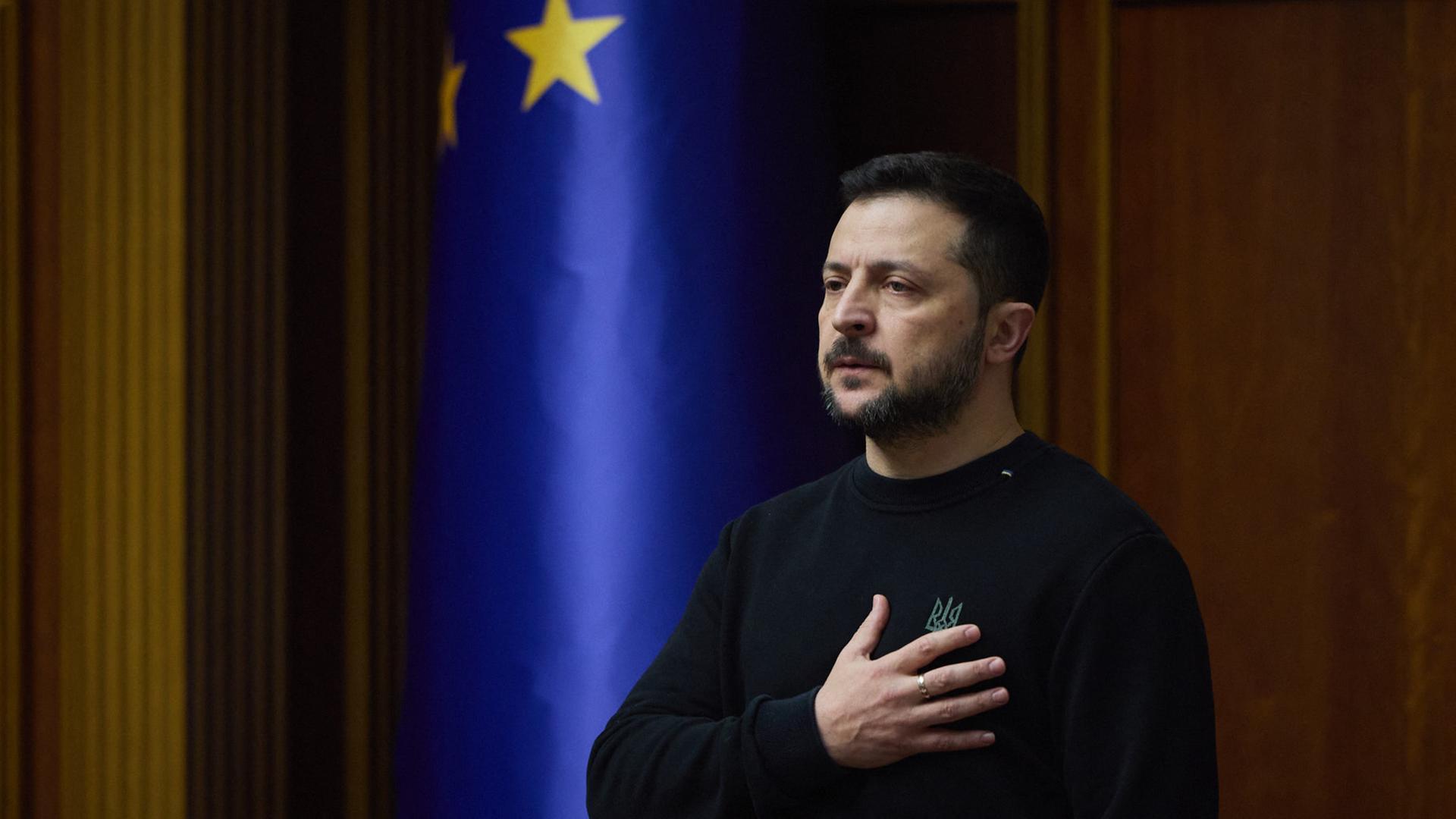 Selenskyj im Parlament, Hand auf der Brust