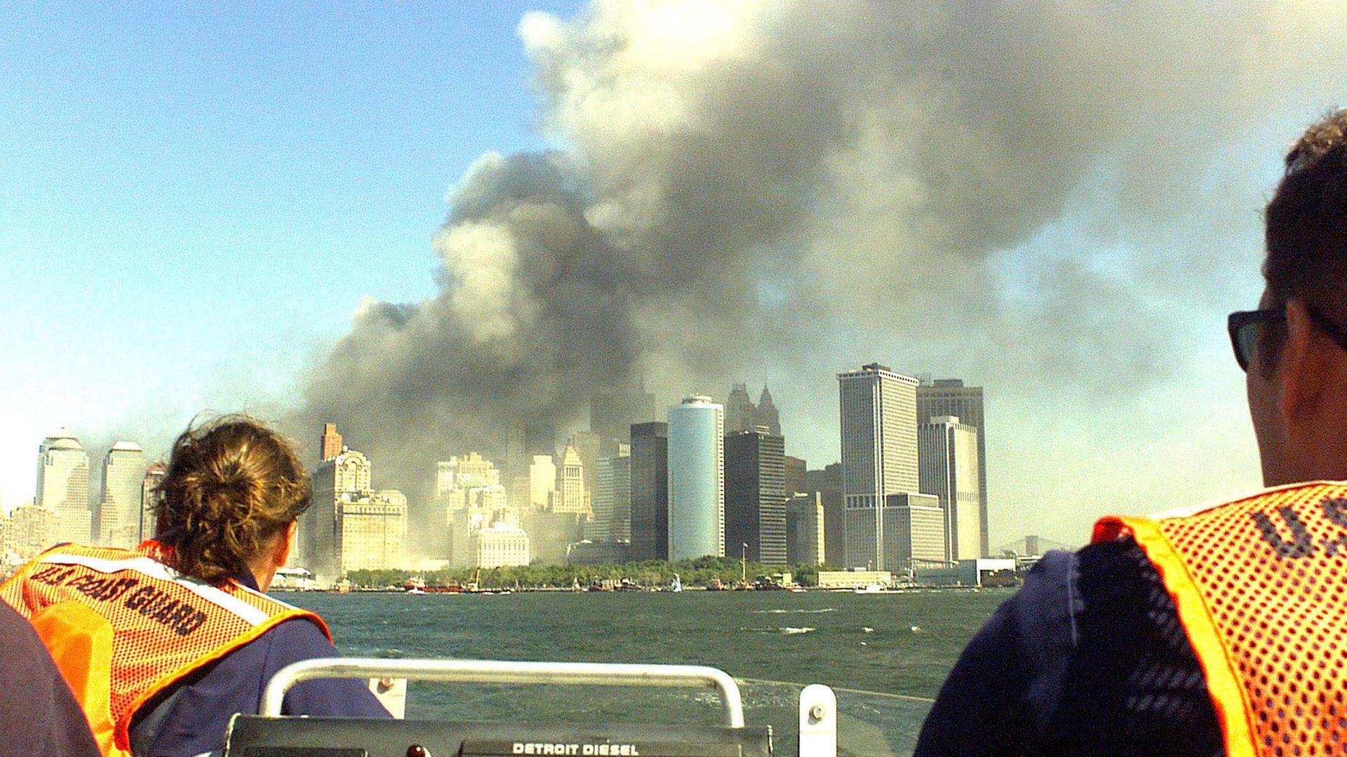 Rettungsboot auf dem Hudson River, im Hintergrund Manhattan mit Staubwolken um das World Trade Center.