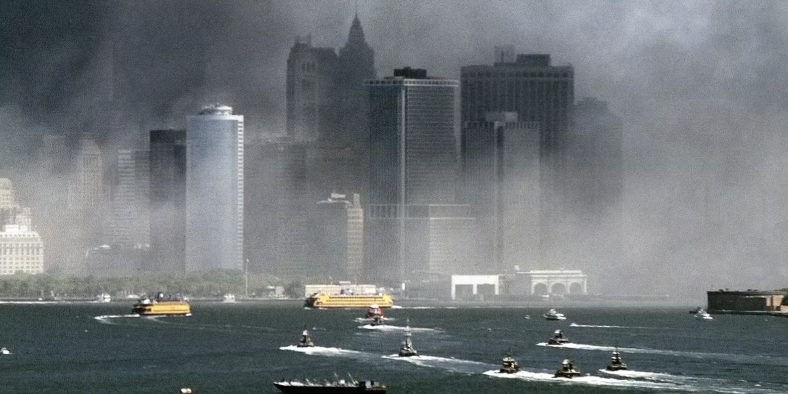 Rettungsboote auf dem Hudson River, im Hintergrund Manhattan mit Staubwolken um das World Trade Center.