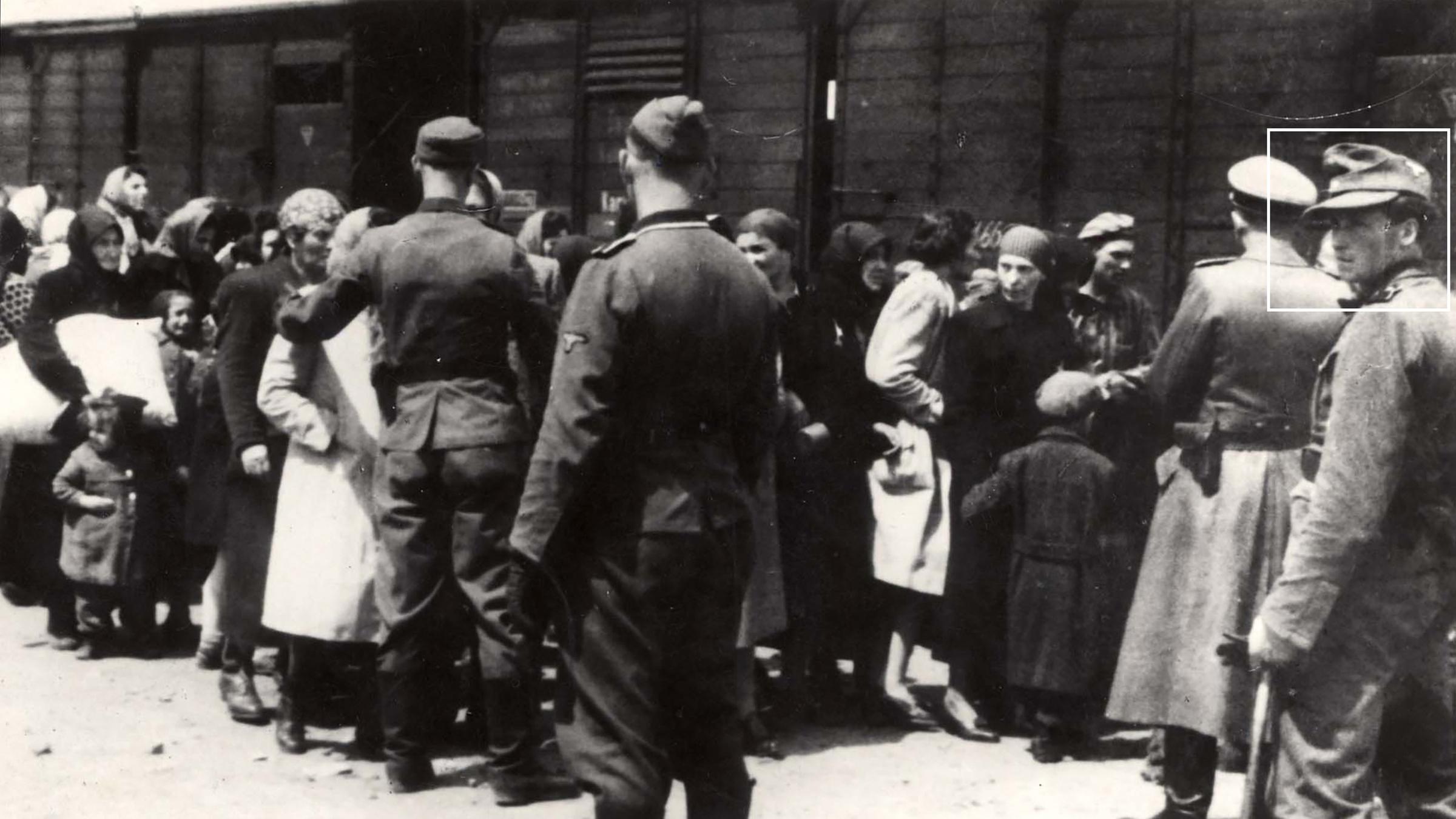 KZ Auschwitz-Birkenau - Ganz rechts ist Stefan Baretzki zu sehen, den dieses Foto 20 Jahre später im Auschwitz-Prozess schwer belastete. 