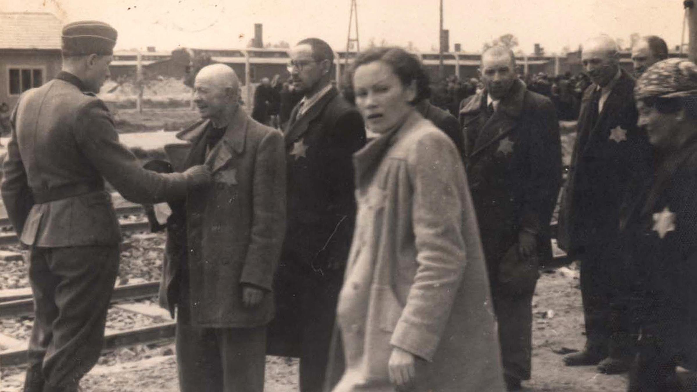 KZ Auschwitz-Birkenau - Jenseits der Schienen ist der Wartebereich der arbeitsfähigen Frauen zu sehen.