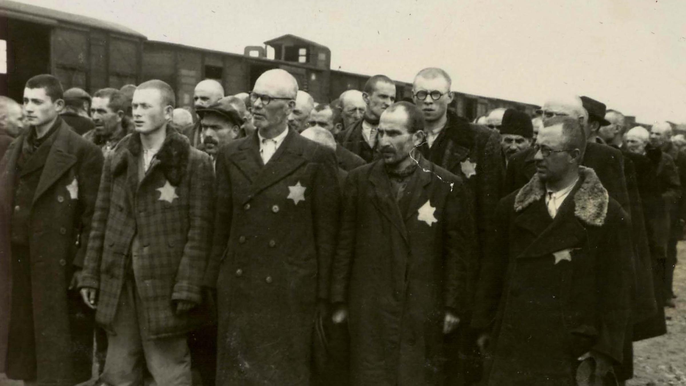 KZ Auschwitz-Birkenau - Alle jungen Männer sind im nächsten Foto zur Arbeit selektiert.