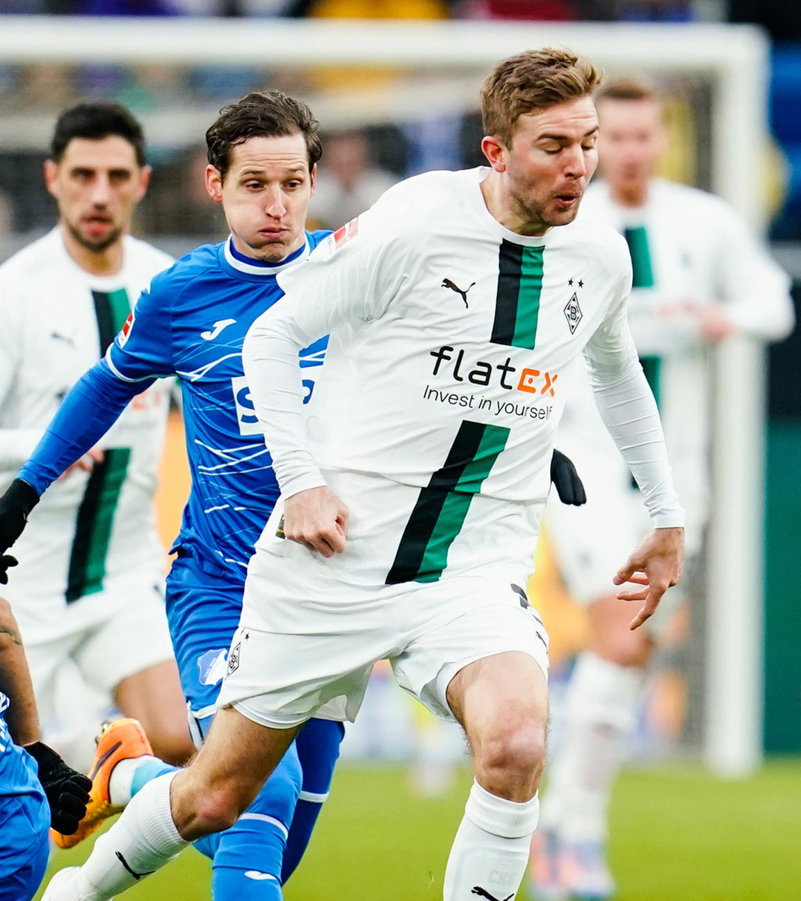 Hoffenheims John Anthony Brooks (l) und Gladbachs Christoph Kramer kämpfen um den Ball.