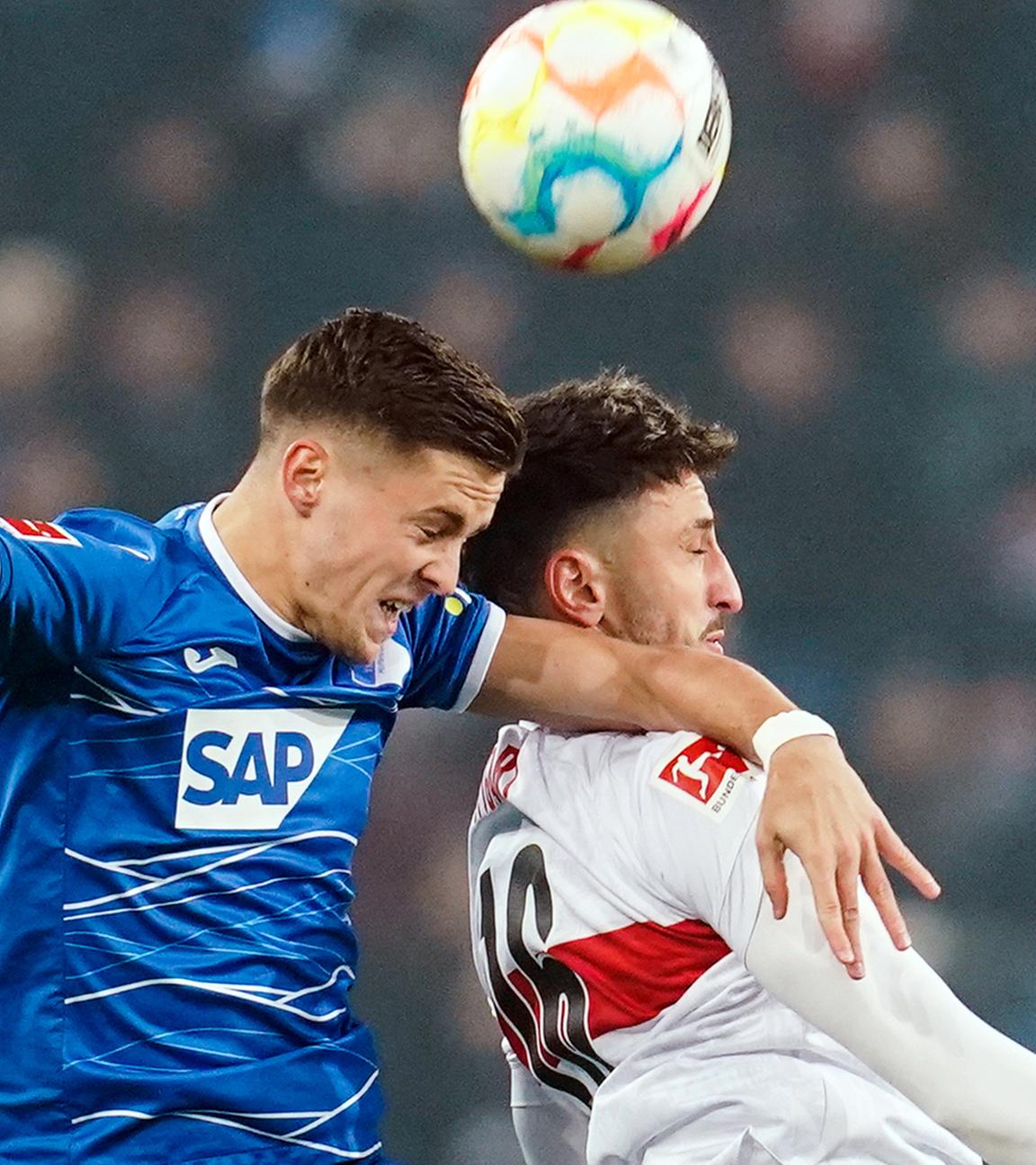 Hoffenheims Christoph Baumgartner (l) und Stuttgarts Atakan Karazor kämpfen um den Ball. 