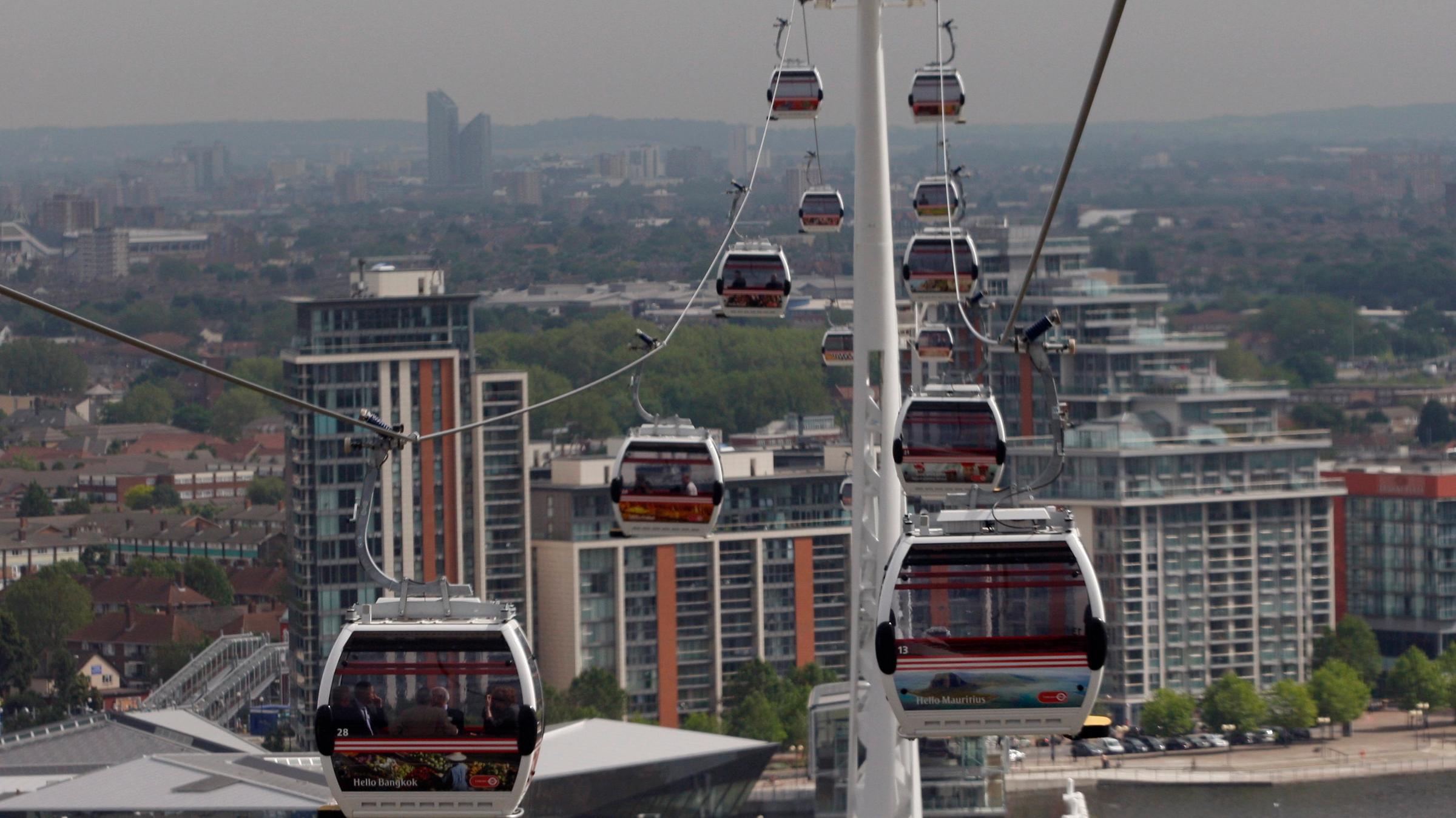 Фуникулер метро. Канатная дорога в Лондоне Эмирейтс. Emirates Airline (канатная дорога). Лондон Бирмингем канатная дорога. Канатная дорога Лондон через Темзу.