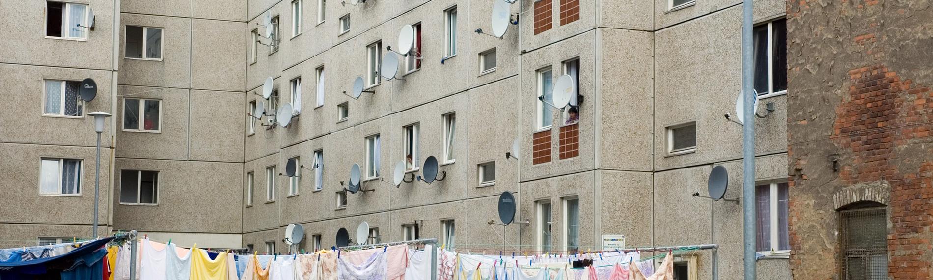 Wäscheleinen vor einem Plattenbau