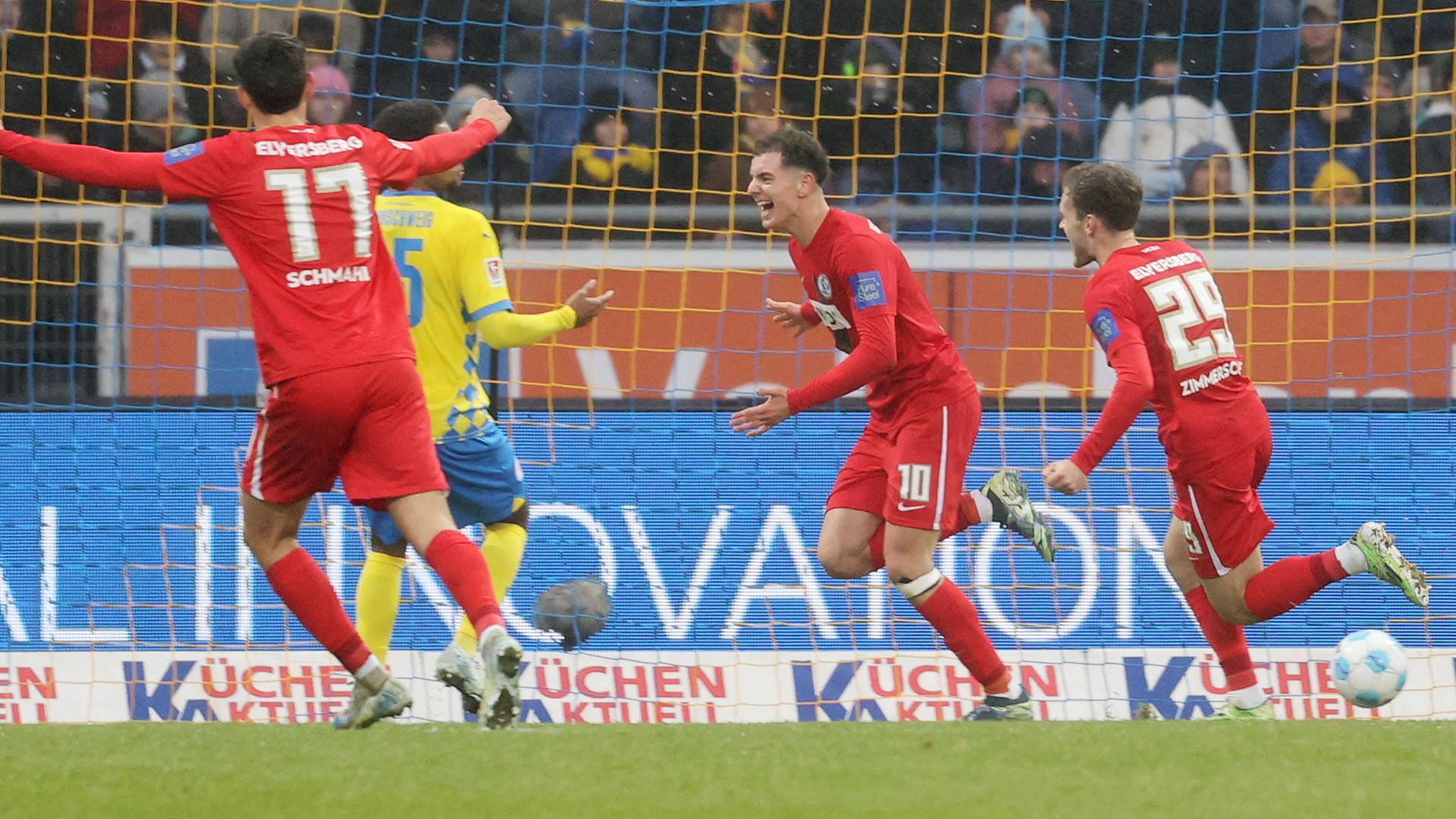 Elversbergs Fisnik Asllani feiert mit seiner Mannschaft sein Tor zum 1:0 gegen Eintracht Braunschweig.