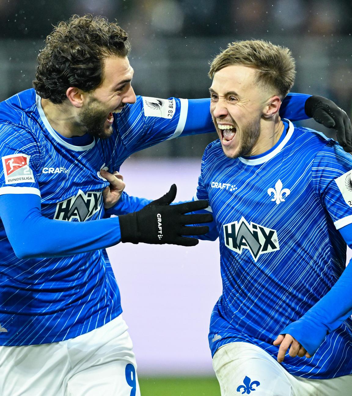 Darmstadts Torschütze Luca Marseiler jubelt mit Teamkollege Fraser Hornby über sein Tor zum 3:0 gegen Kaiserslautern.