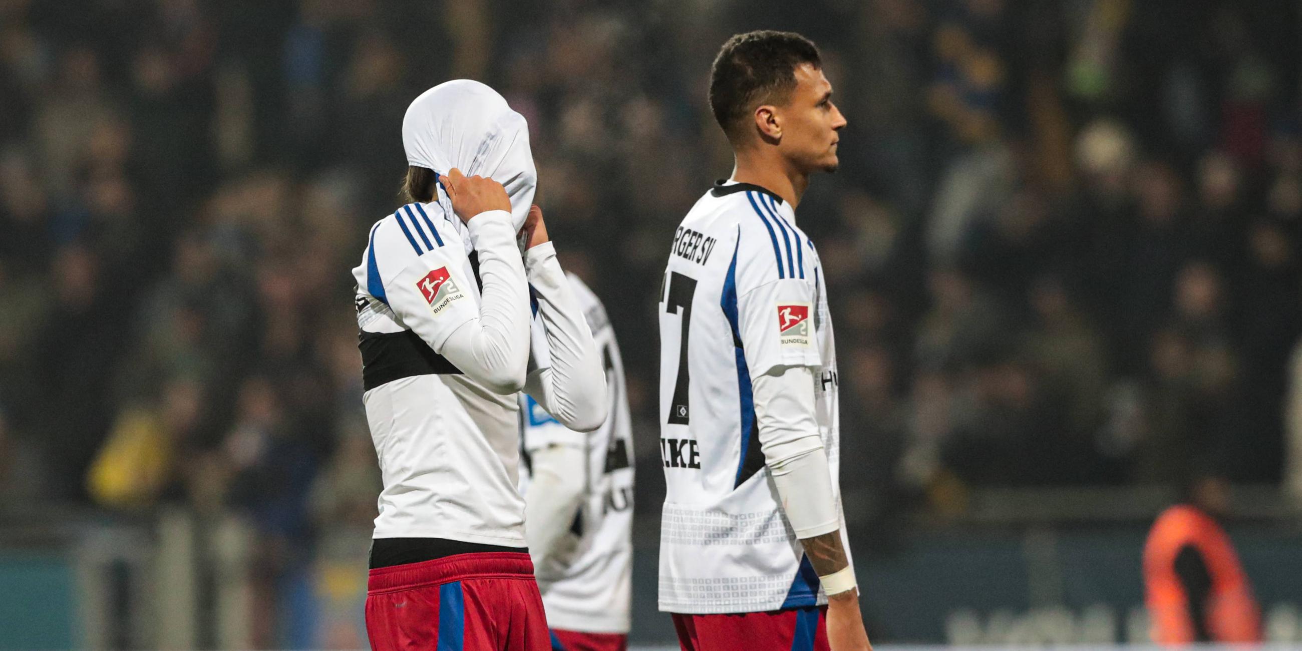 Otto Emerson Stange und Davie Selke vom Hamburger SV nach der Niederlagel gegen Eintracht Braunschweig.