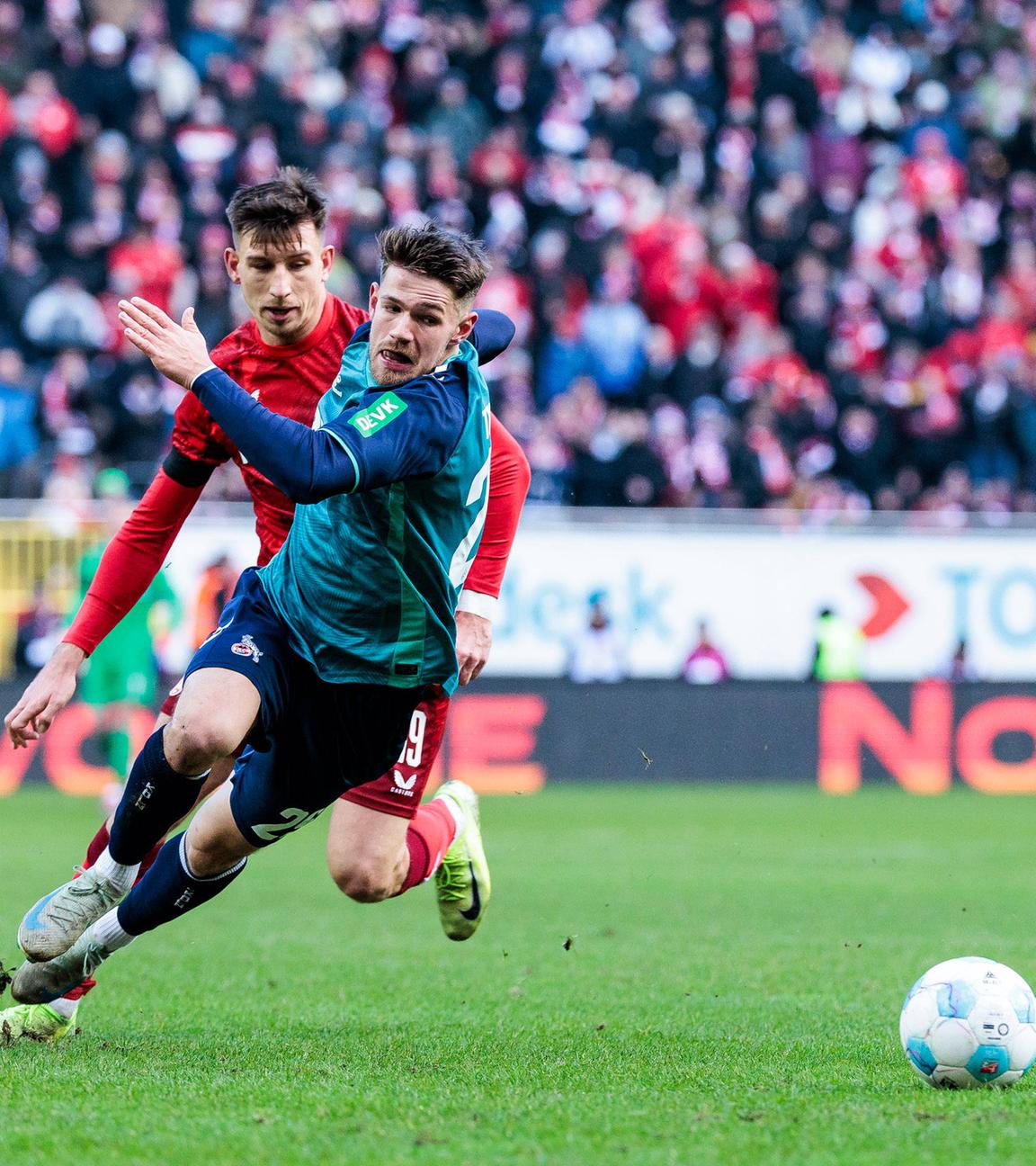 Kölns Jan Thielmann im Zweikampf mit Daniel Hanslik vom FC Kaiserslautern.