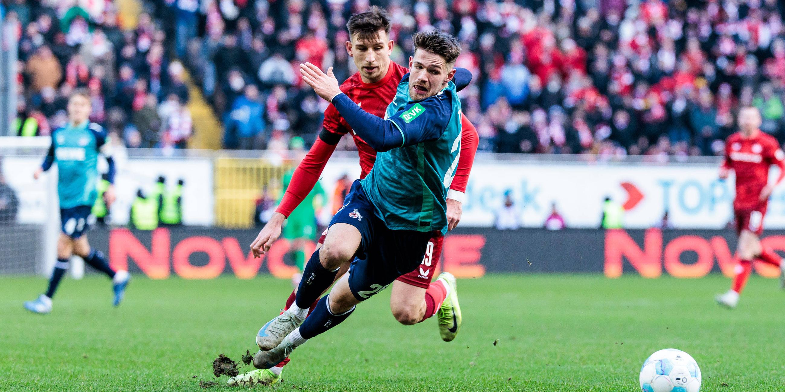 Kölns Jan Thielmann im Zweikampf mit Daniel Hanslik vom FC Kaiserslautern.