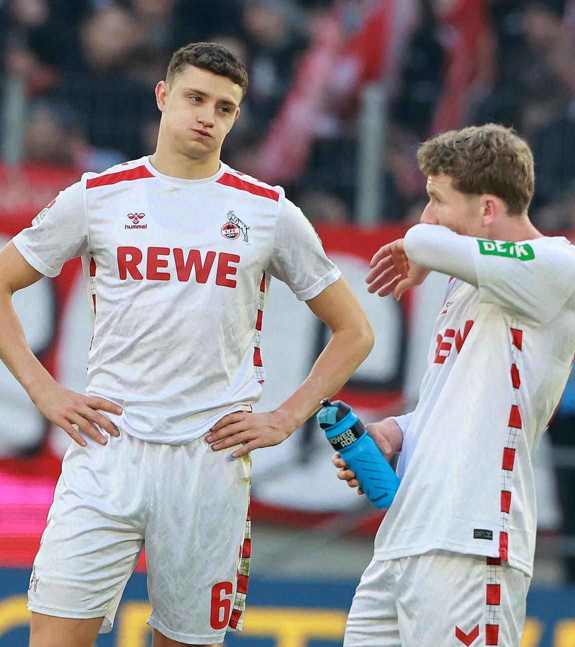 Die Spieler des 1. FC Köln Eric Martel und Florian Kainz stehen enttäuscht nach dem Spiel gegen Hannover 96 auf dem Platz.