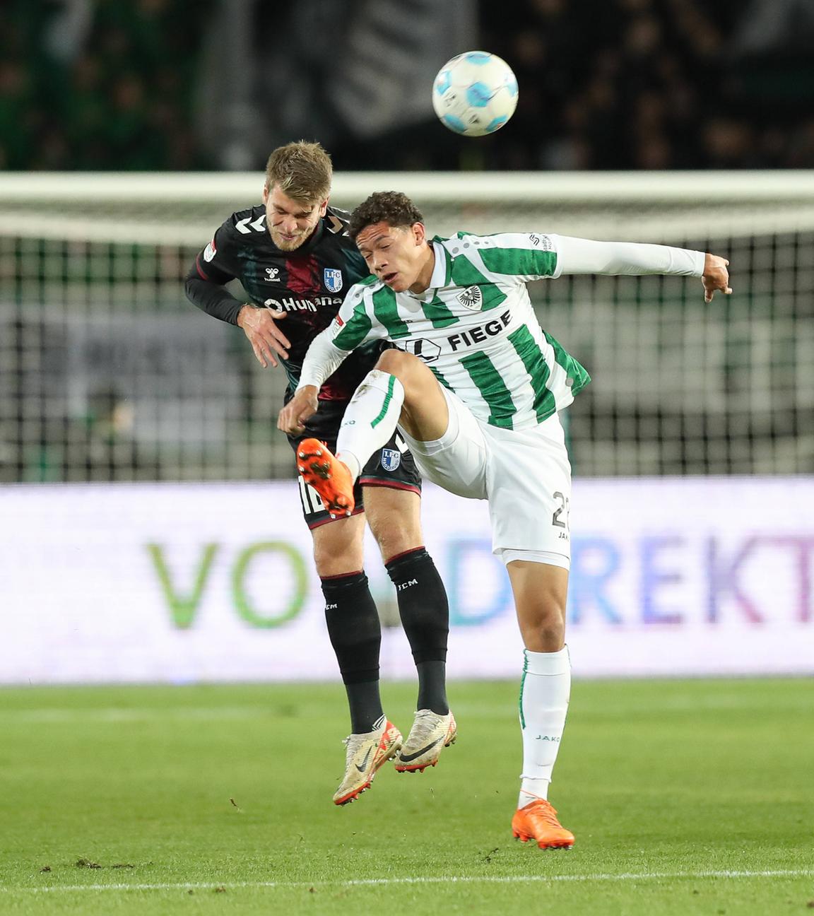 Magdeburgs Marcus Mathisen und Münsters Andras Nemeth in Aktion beim Kopfballduell.