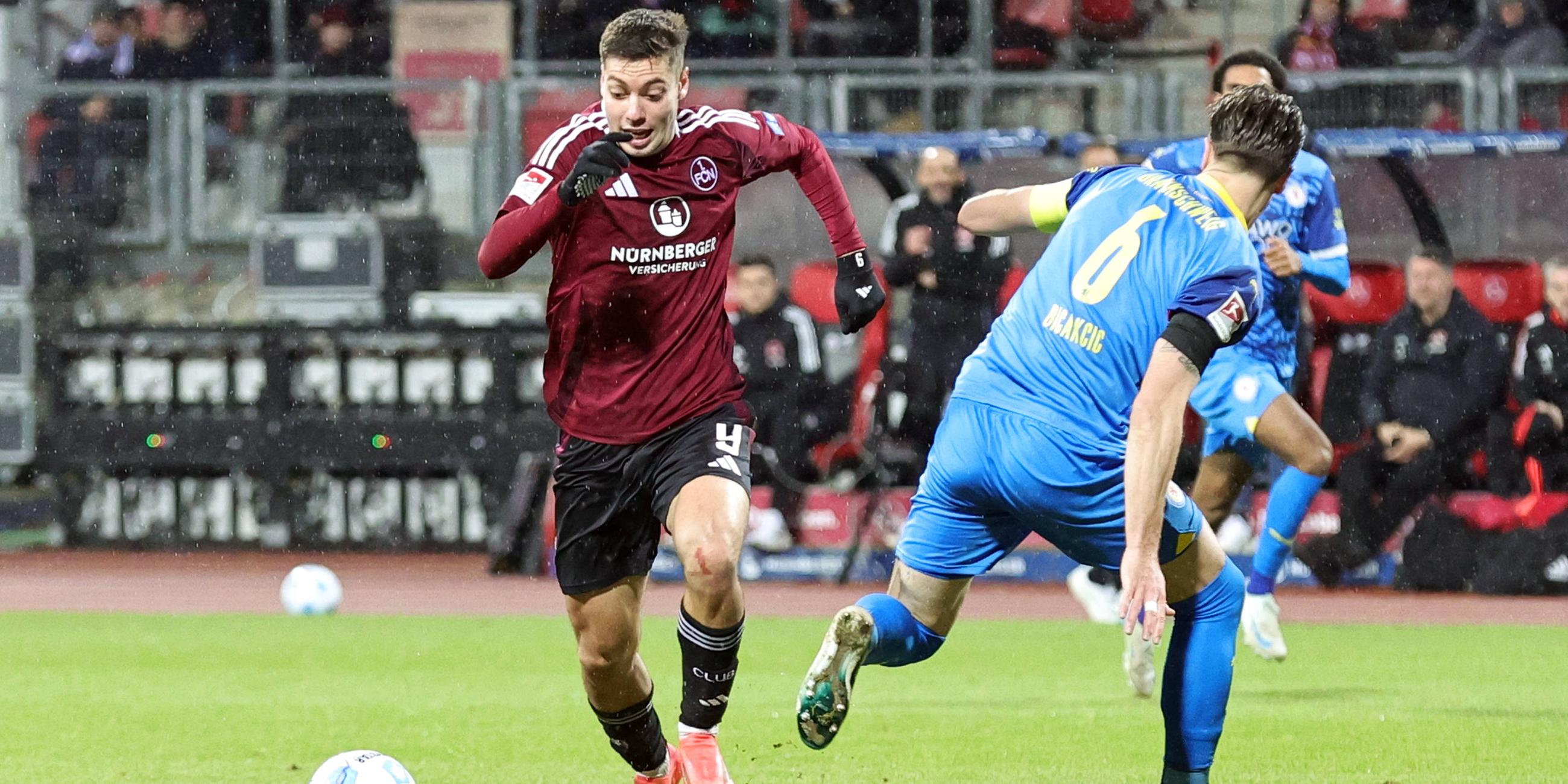 Nürnbergs Stefanos Tzimas und Ermin Bicakcic von Eintracht Braunschweig kämpfen um den Ball.