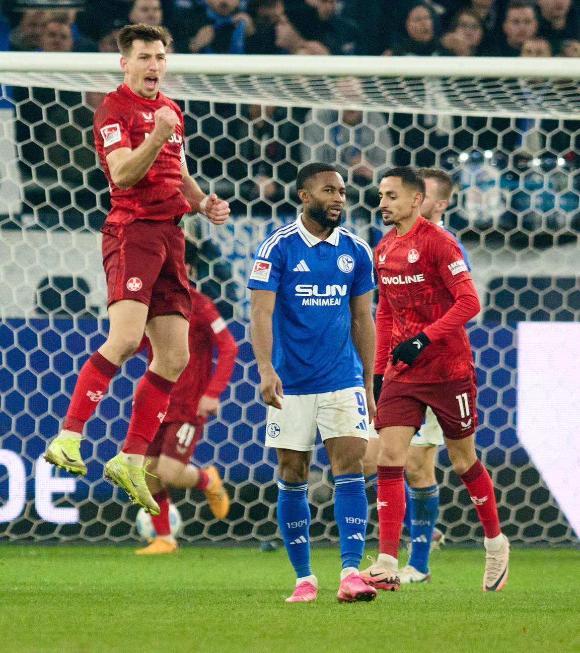 Daniel Hanslik von Kaiserslautern jubelt über sein Tor zum 0:2 gegen Schalke 04.