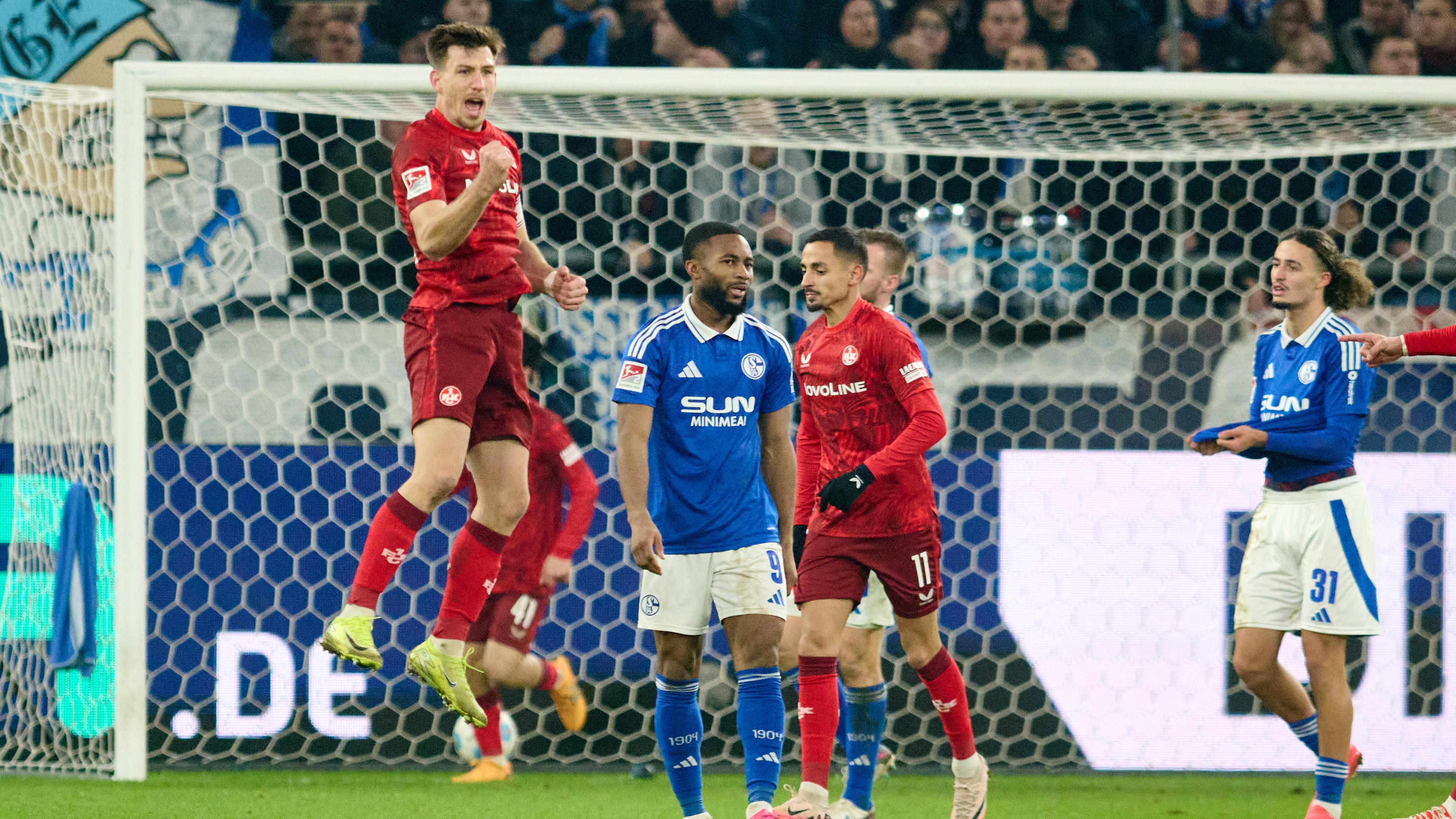 Daniel Hanslik von Kaiserslautern jubelt über sein Tor zum 0:2 gegen Schalke 04.