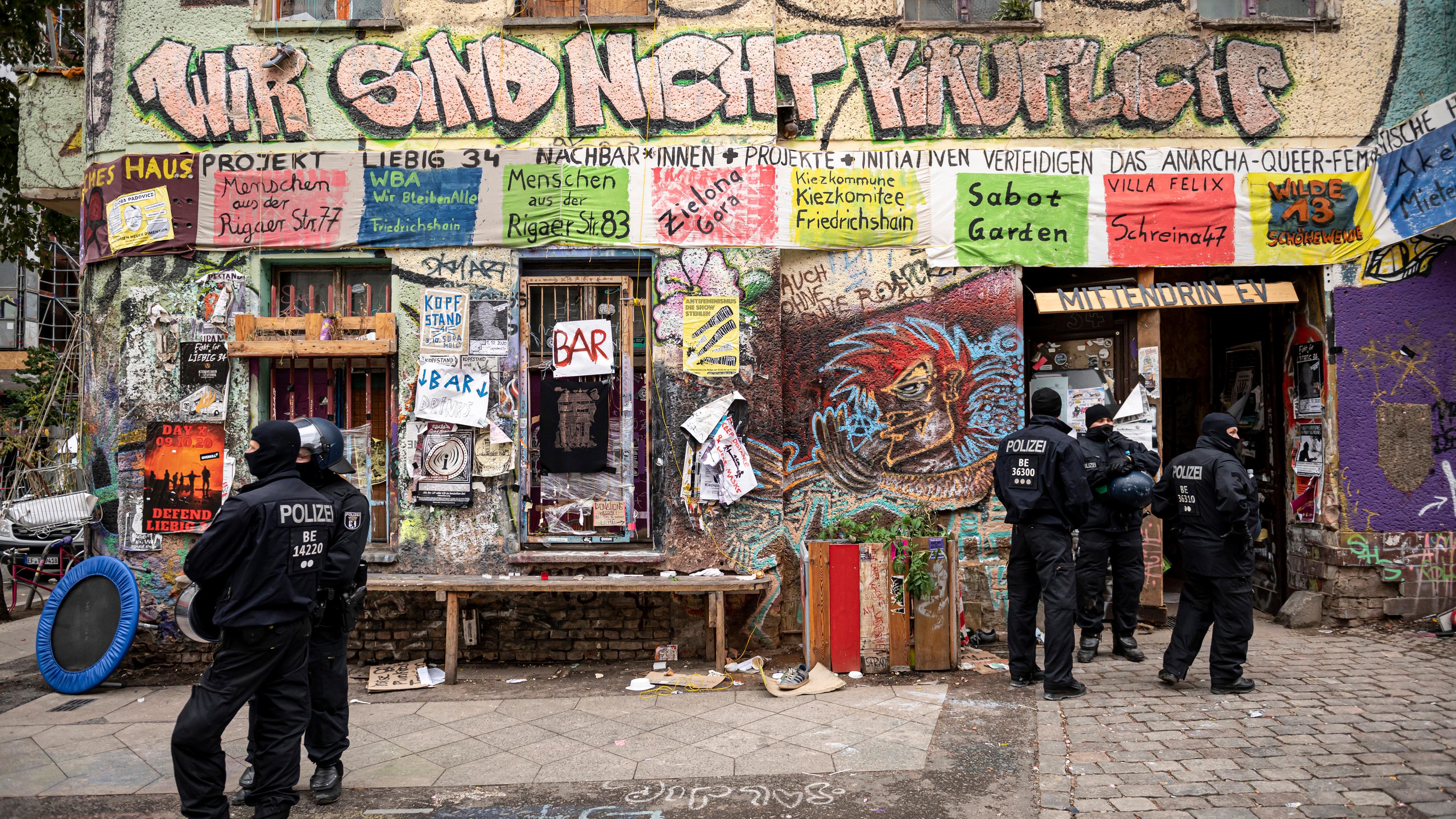 Rigaer 94 Polizei Bricht Ture Auf Gutachter Im Haus Zdfheute