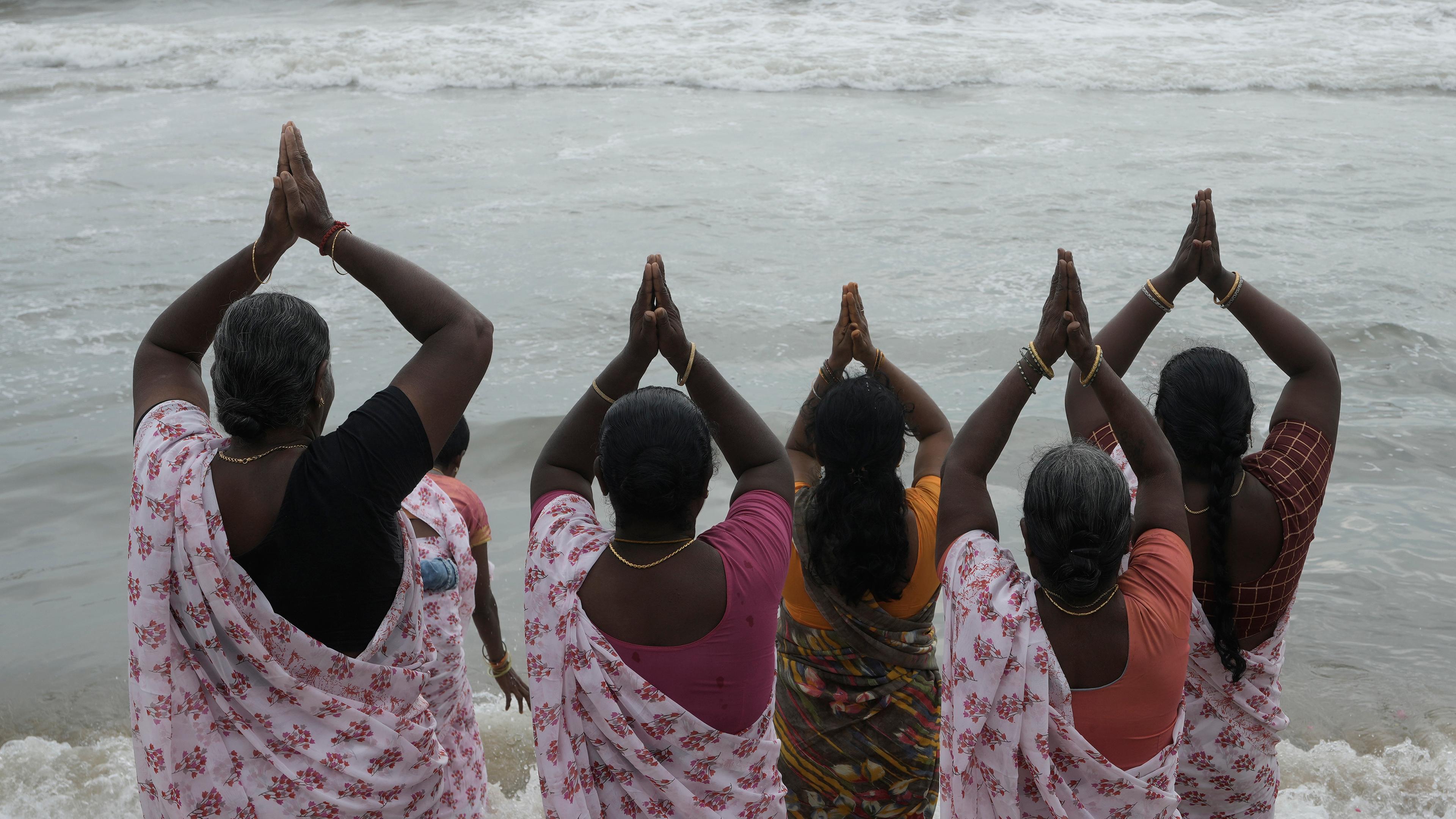 Indien, Chennai: Menschen gedenken der Opfer des Tsunami von 2004 am 20. Jahrestag am Marina Beach.