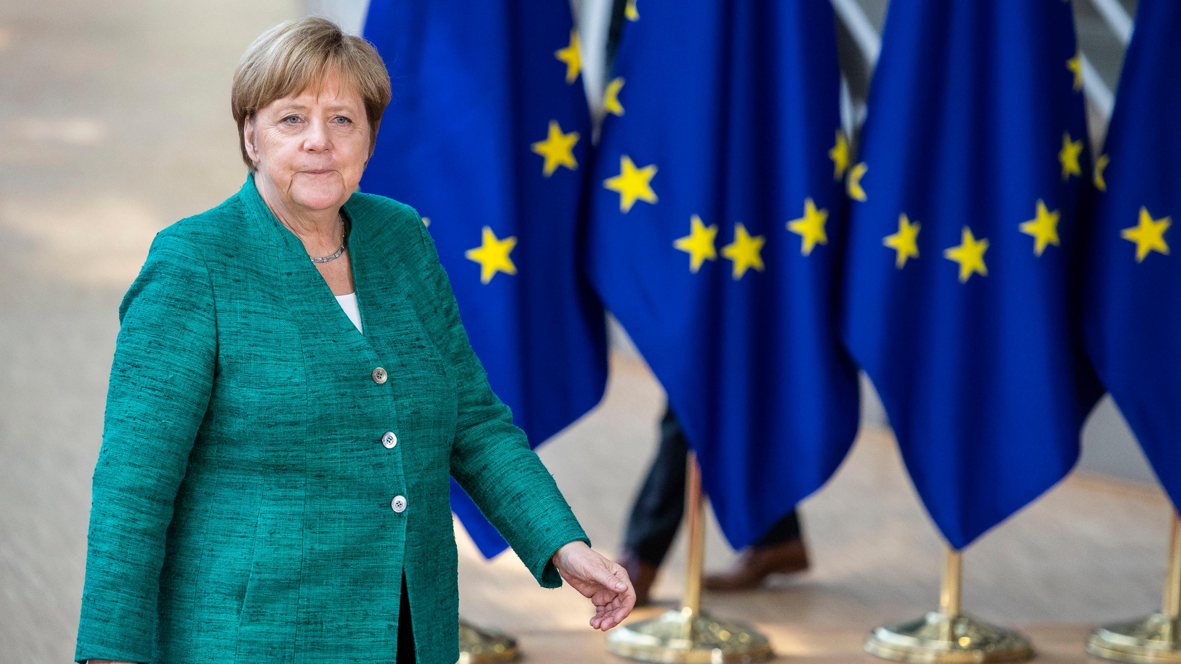 EU: Angela Merkel zwischen Europaflaggen