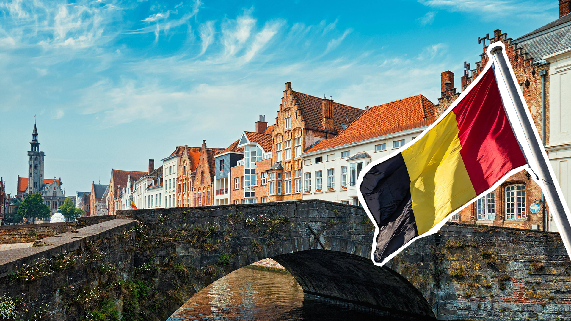 Die Belgische Flagge vor einer Stadtansicht der Stadt Brugge