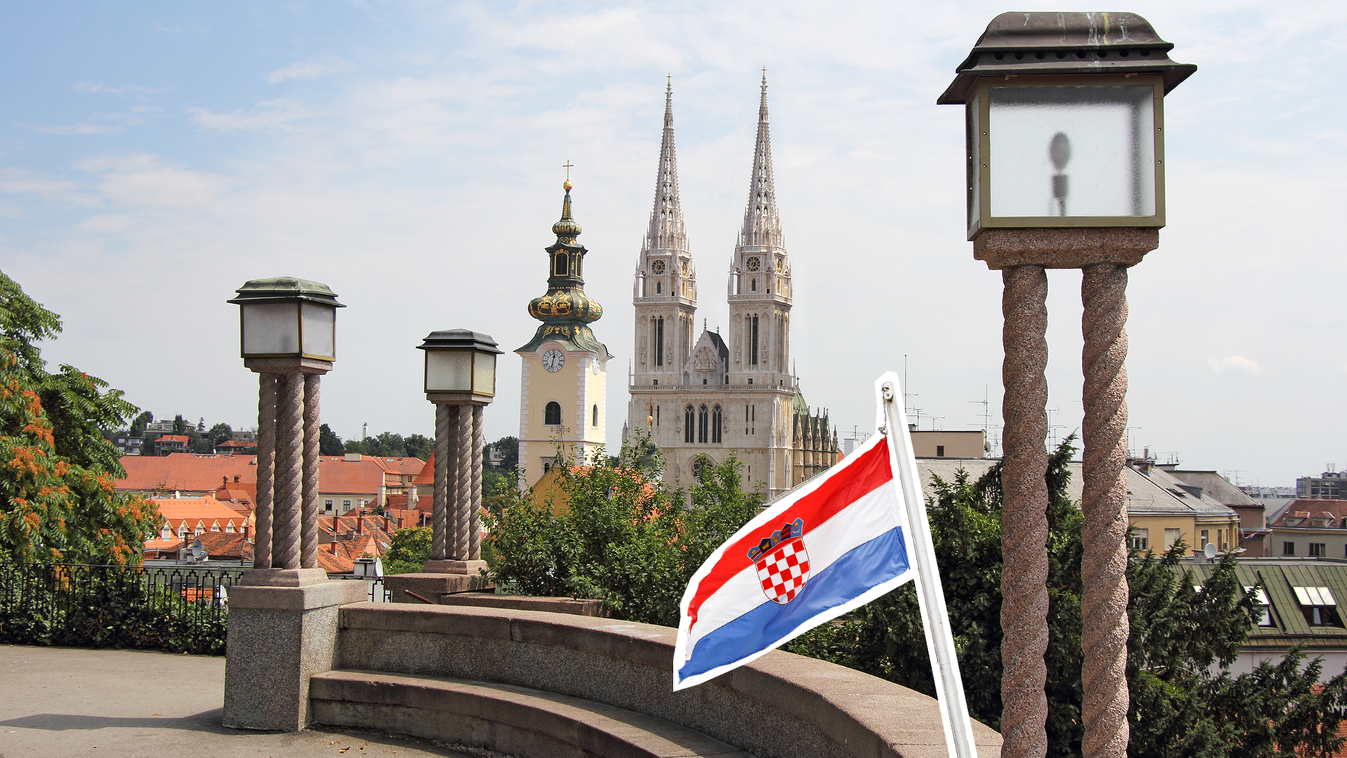 Die Kroatische Flagge vor einer Stadtansicht