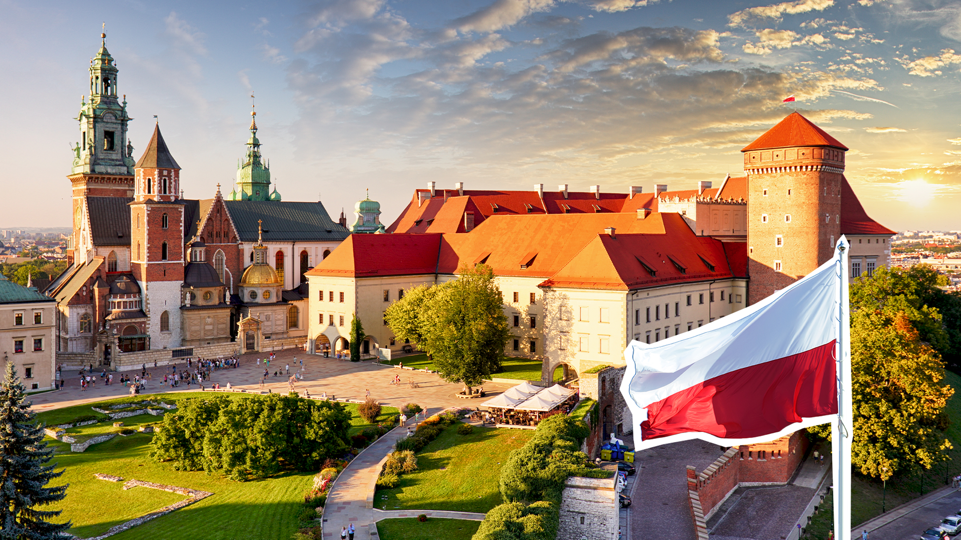 Die Polnische Flagge vor einer Stadtansicht