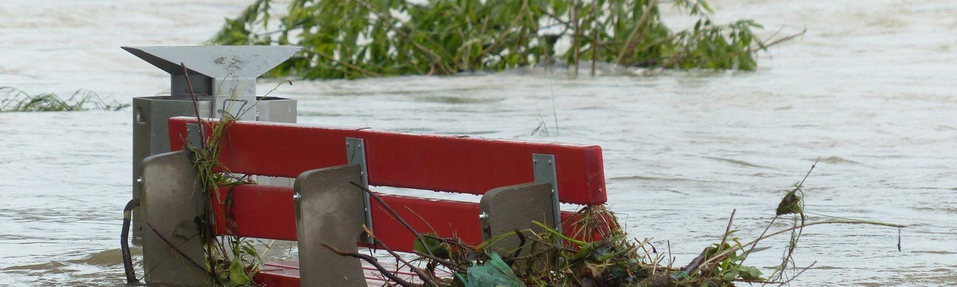 Parkbank versinkt im Wasser