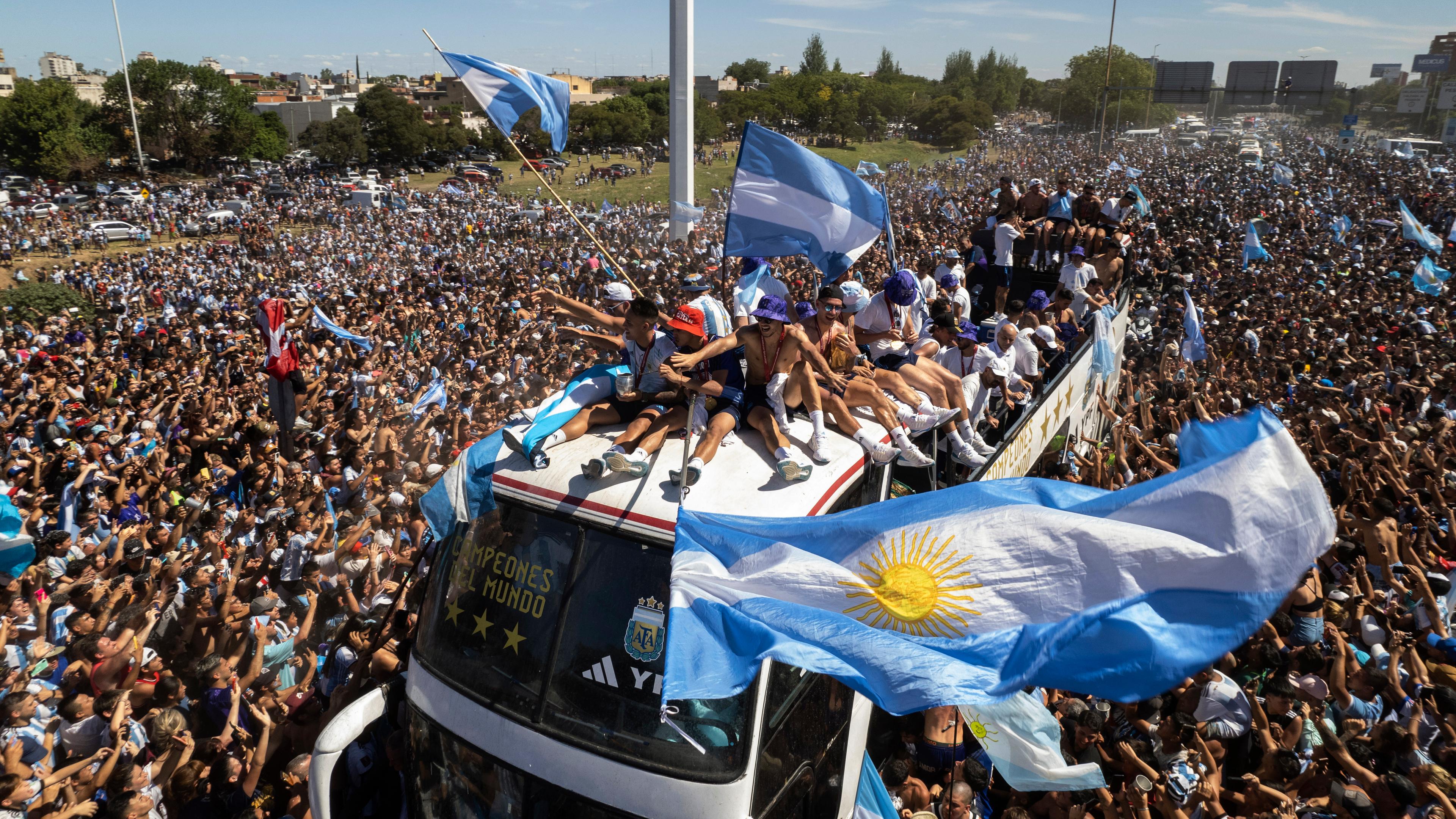 Aires argentina. Болельщики Аргентины. Парад в Аргентине. Фанаты сборной Аргентины. Аргентина празднует победу на ЧМ.