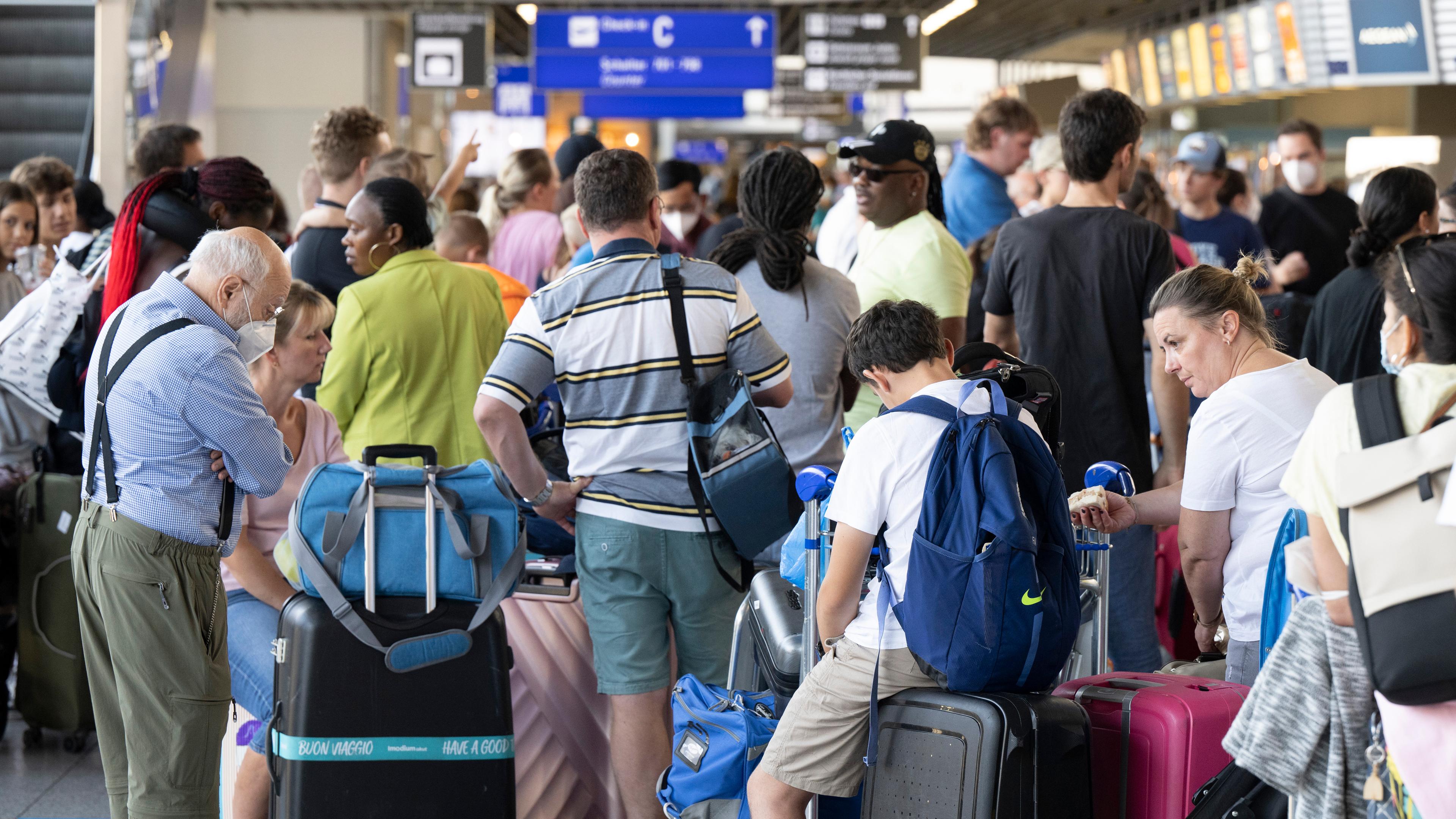 Tausende Passagiere warten vor den Abfertigungsschaltern des Flughafens auf ihren Check-In in Frankfurt am Main am 22.07.2022