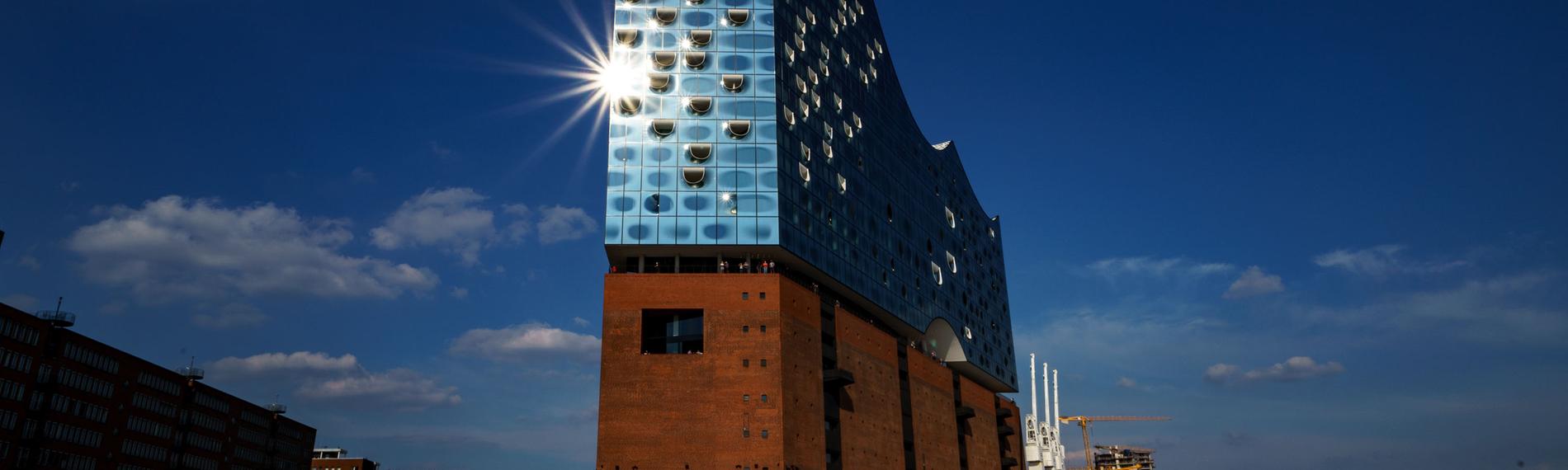 ARCHIV 25.06.2021, Hamburg: ie Sonne spiegelt sich in den Scheiben der Elbphilharmonie in Hamburg.