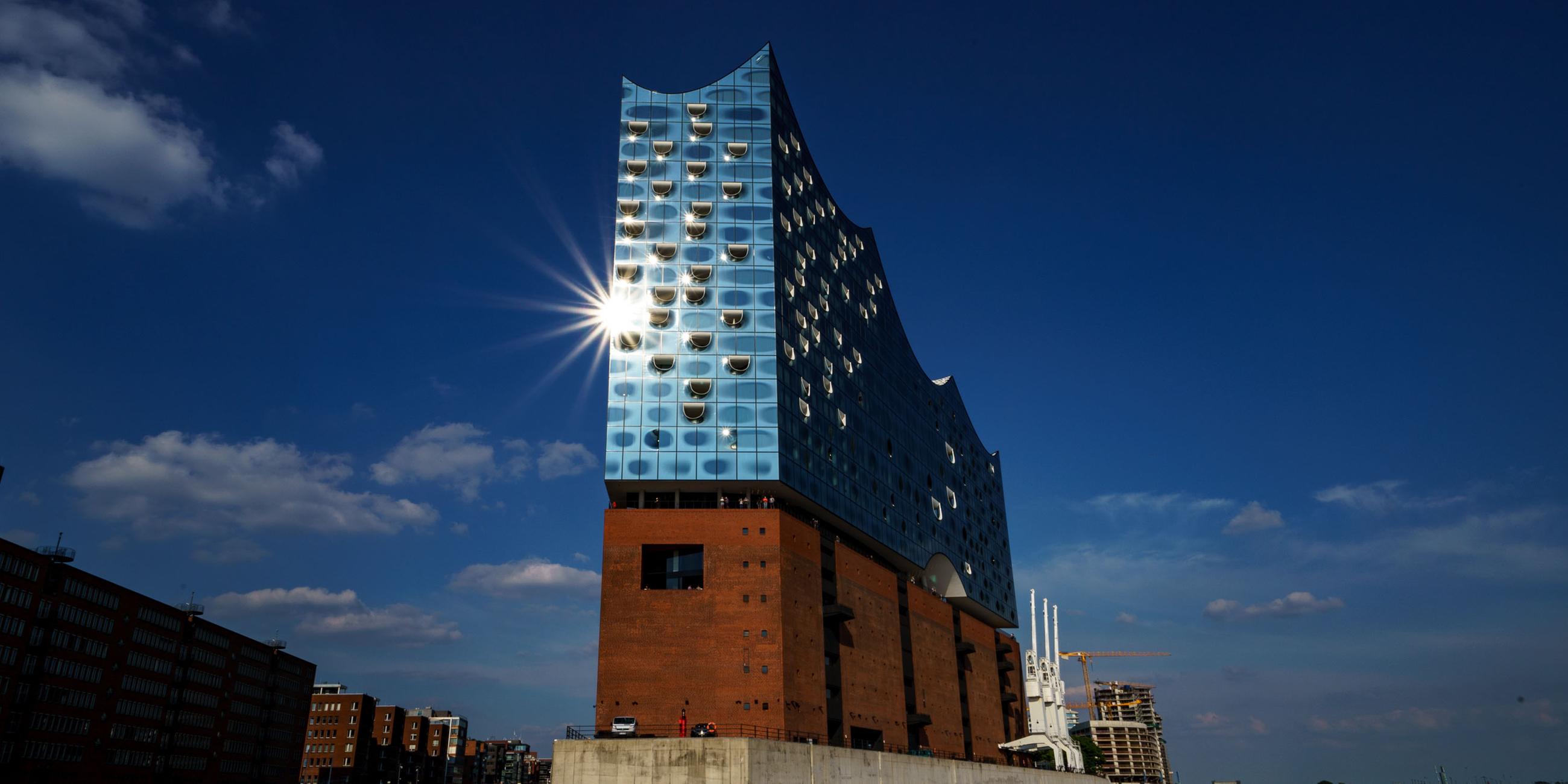 ARCHIV 25.06.2021, Hamburg: ie Sonne spiegelt sich in den Scheiben der Elbphilharmonie in Hamburg.