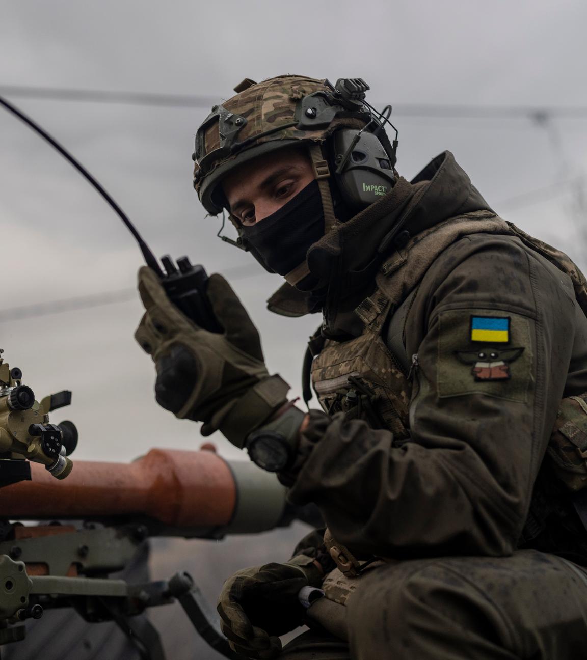 Ukrainischer Soldat mit Funkgerät