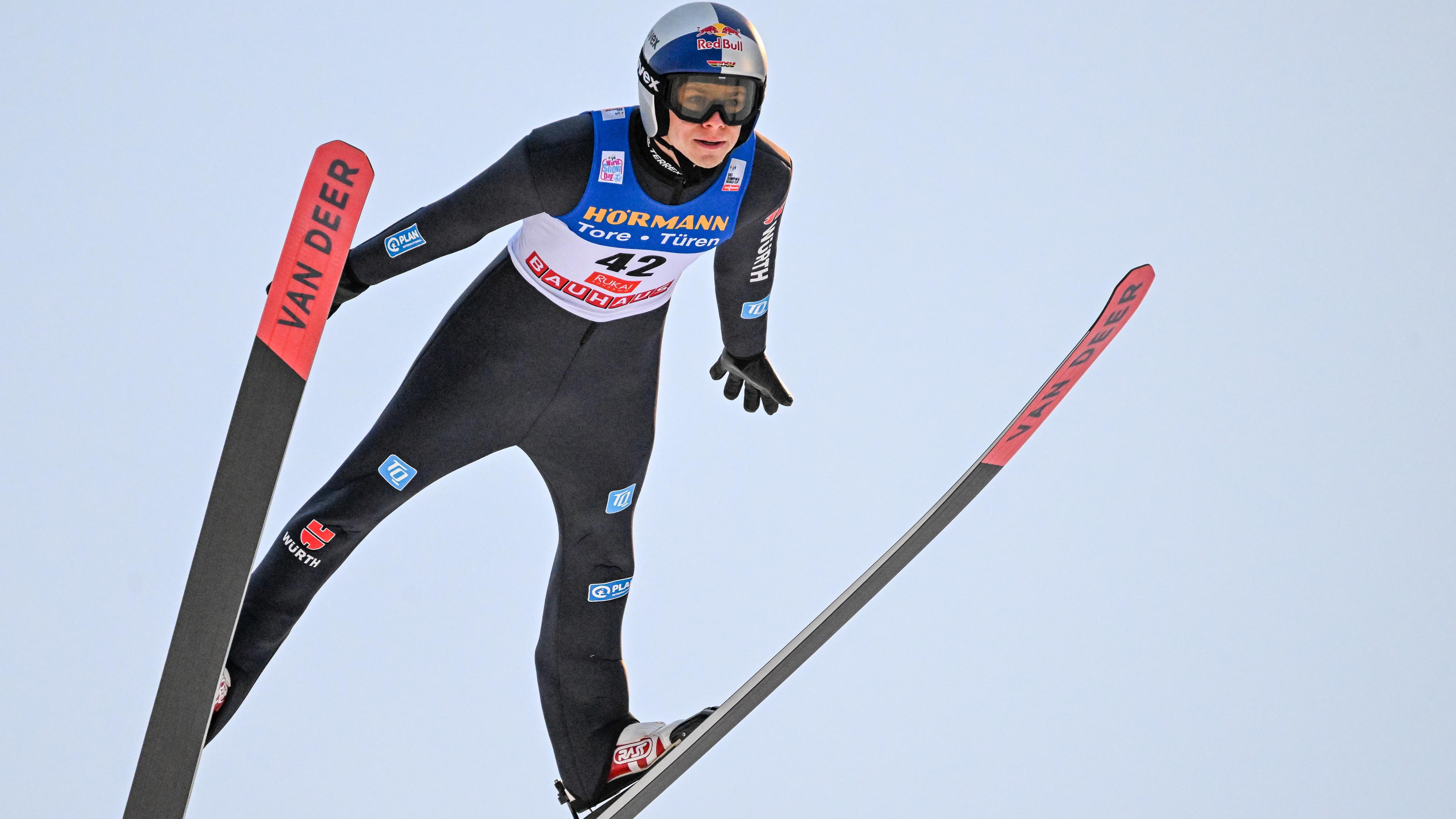 Andreas Wellinger beim Skispringen in Ruka