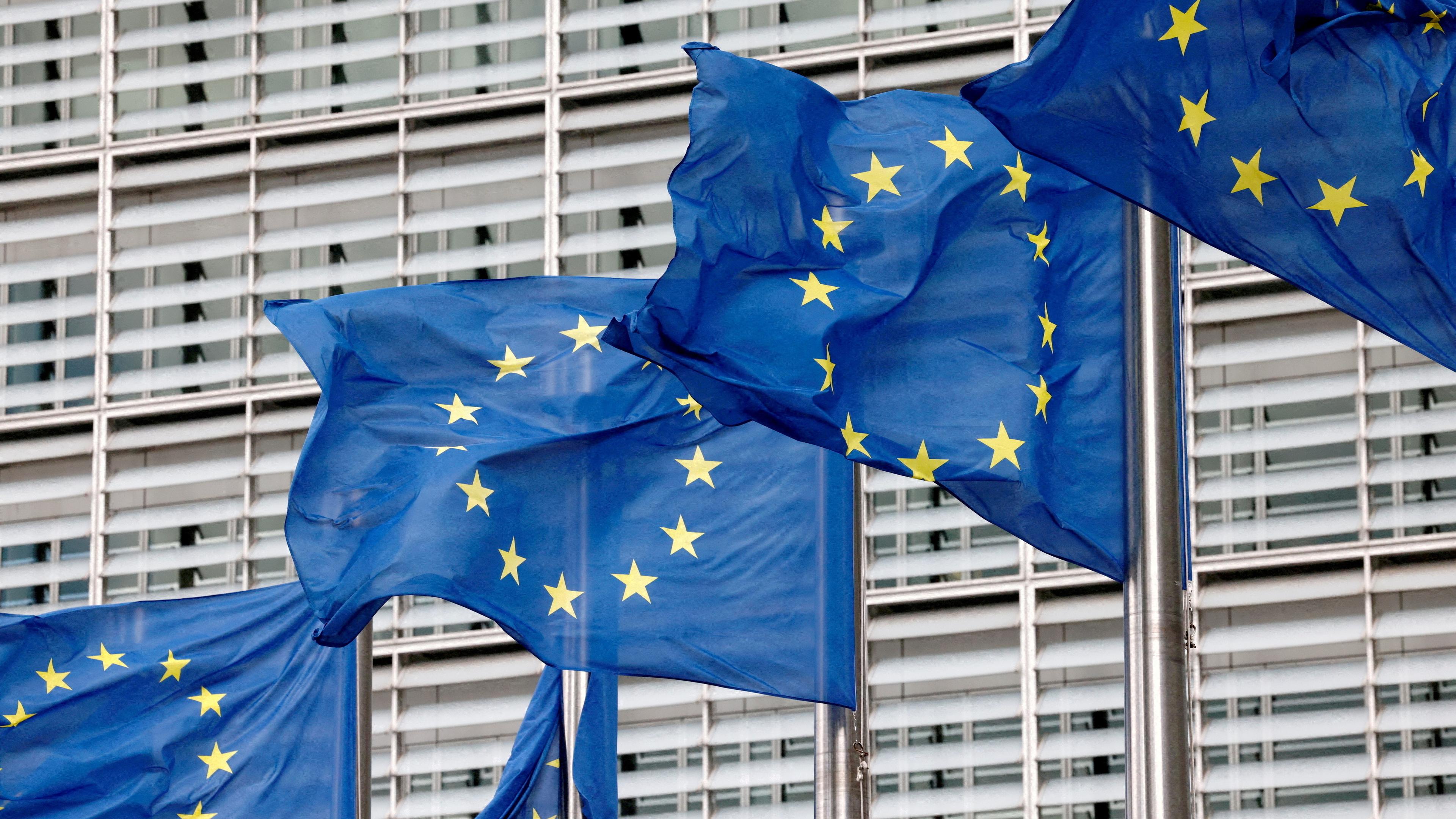 Brüssel 15.12.2022, EU Flaggen vor der Kommission