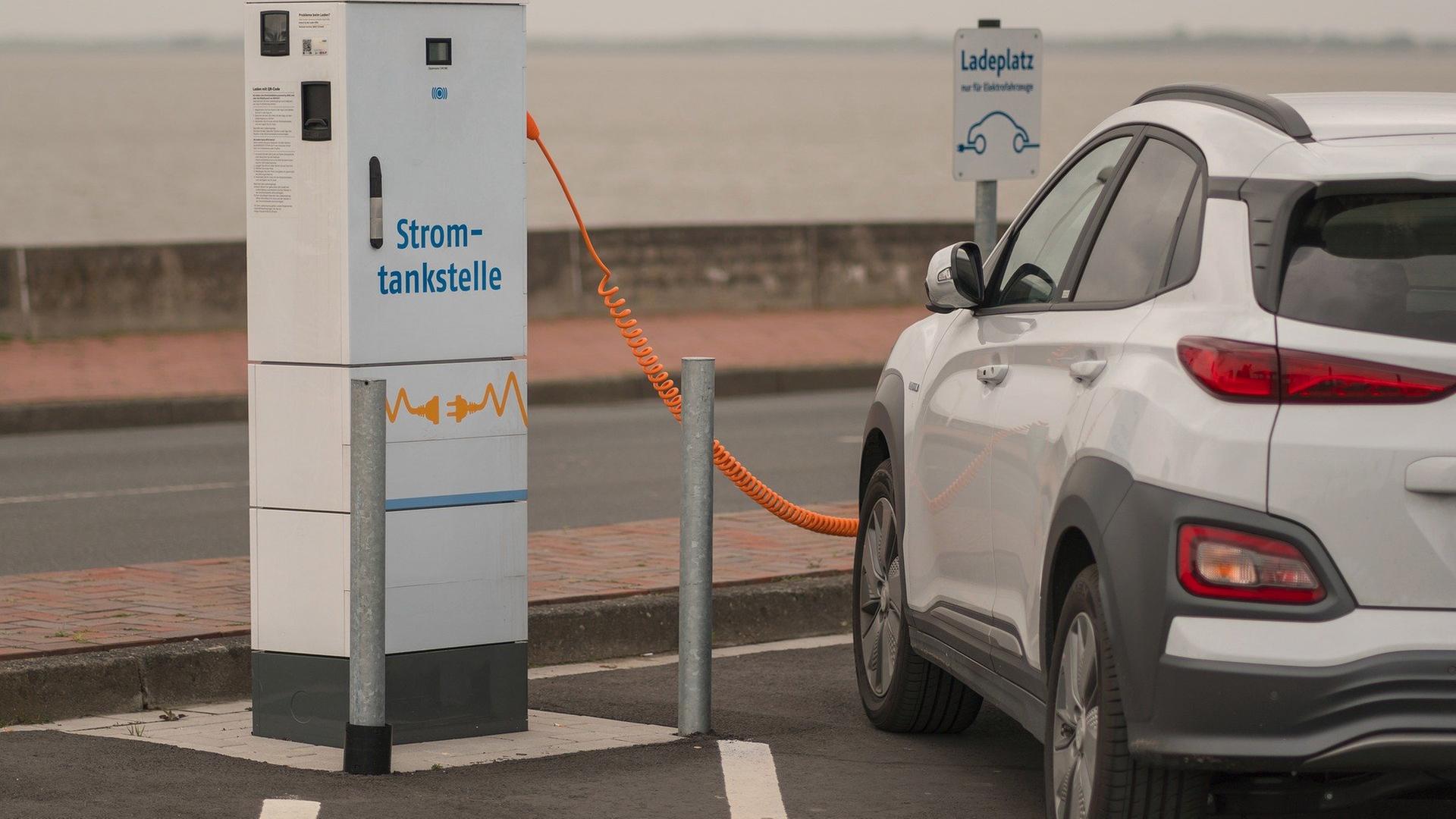 E-Auto an Stromtankstelle