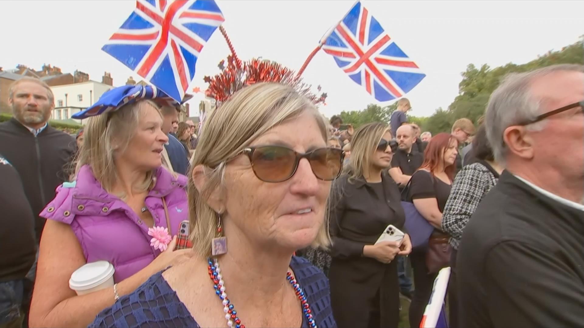 Frau mit England-Fahne als Haarreif