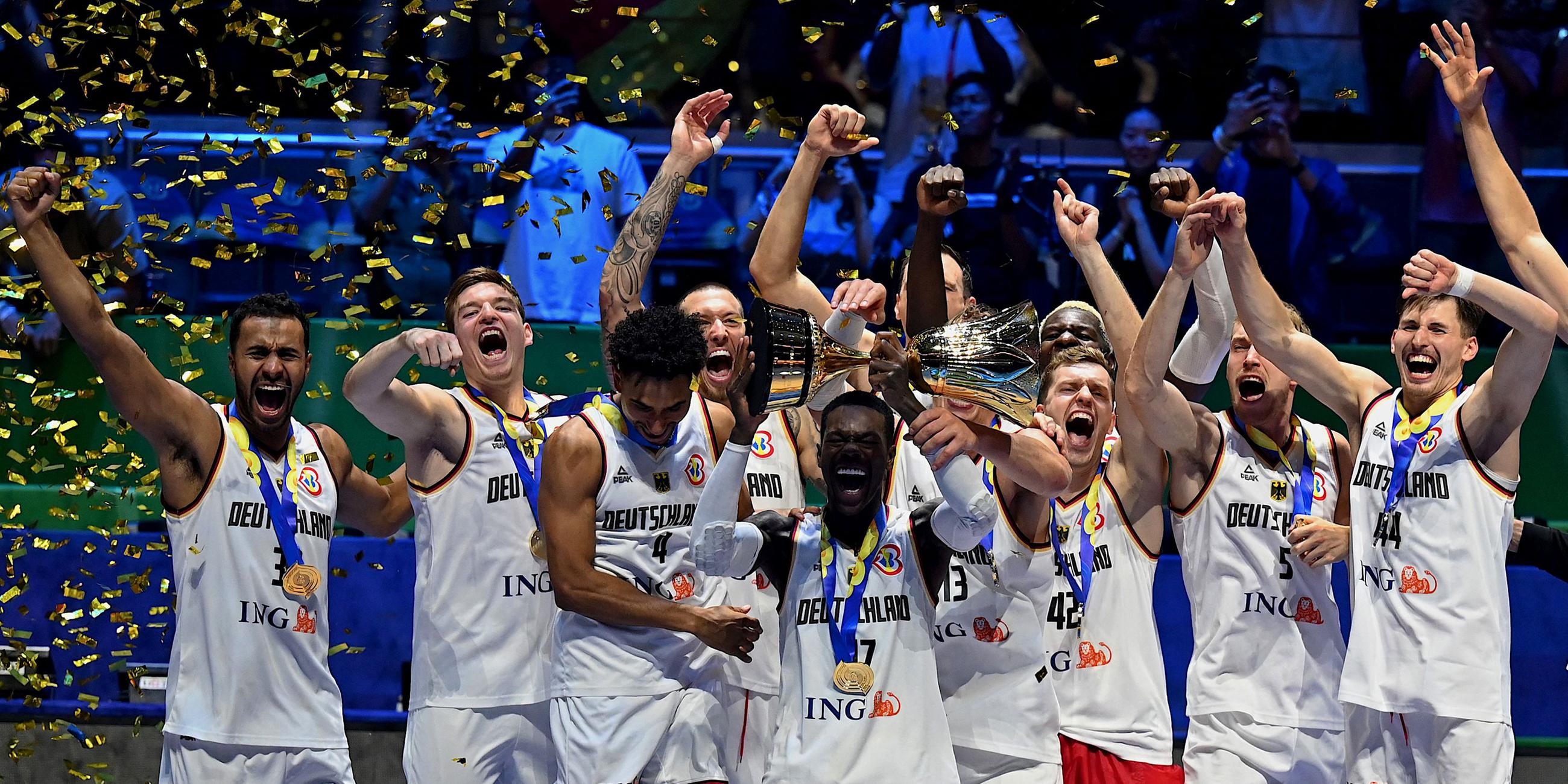 Die deutsche Basketballnationalmannschaft jubelt nach dem Sieg im WM-Finale