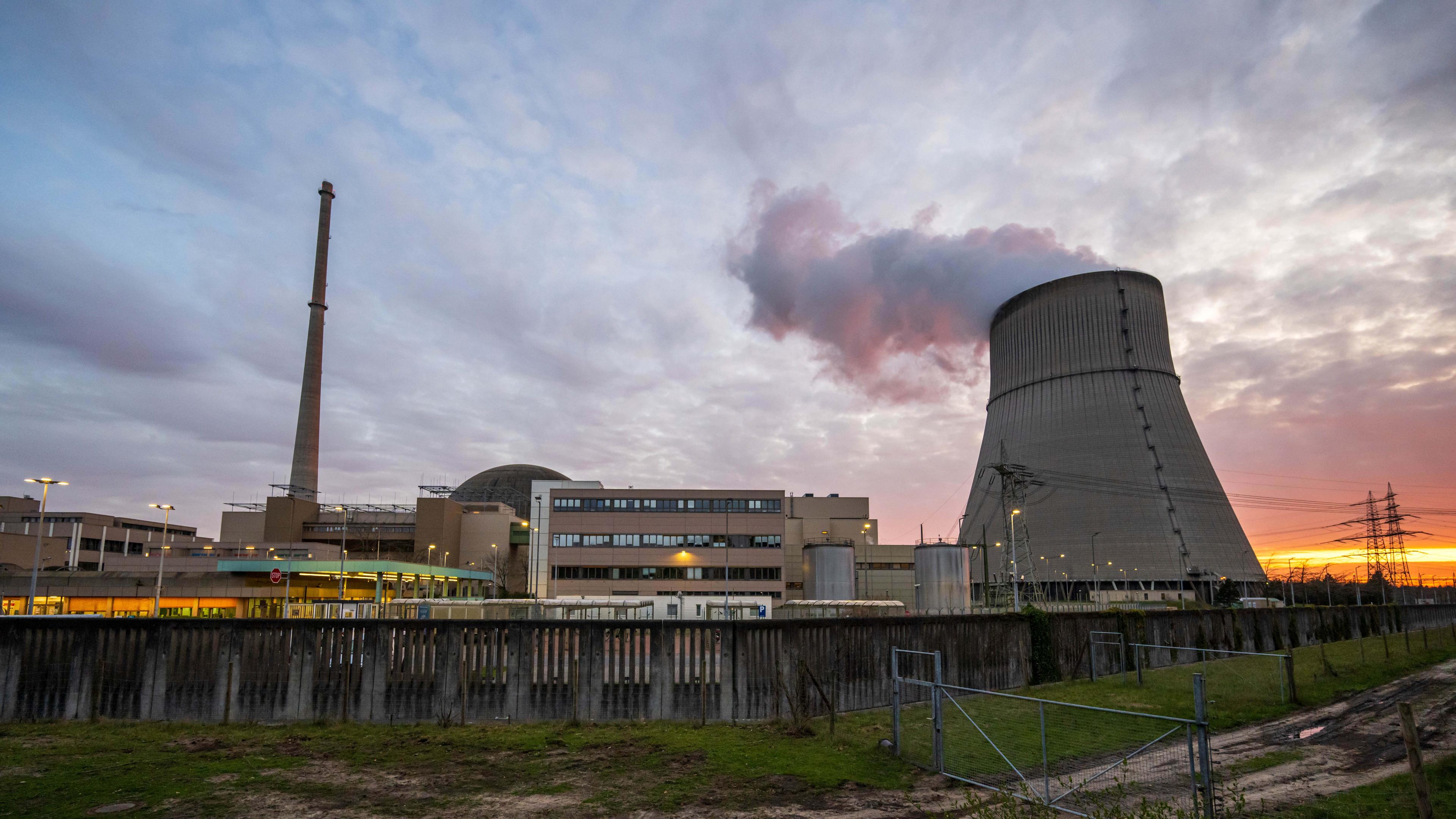 Das Kernkraftwerk Emsland. Vor 62 Jahren nahm das erste Atomkraftwerk in Deutschland seinen kommerziellen Betrieb auf. Am 15. April soll aber endgültig Schluss sein mit der nuklearen Stromerzeugung, auch beim Kernkraftwerk Emsland.