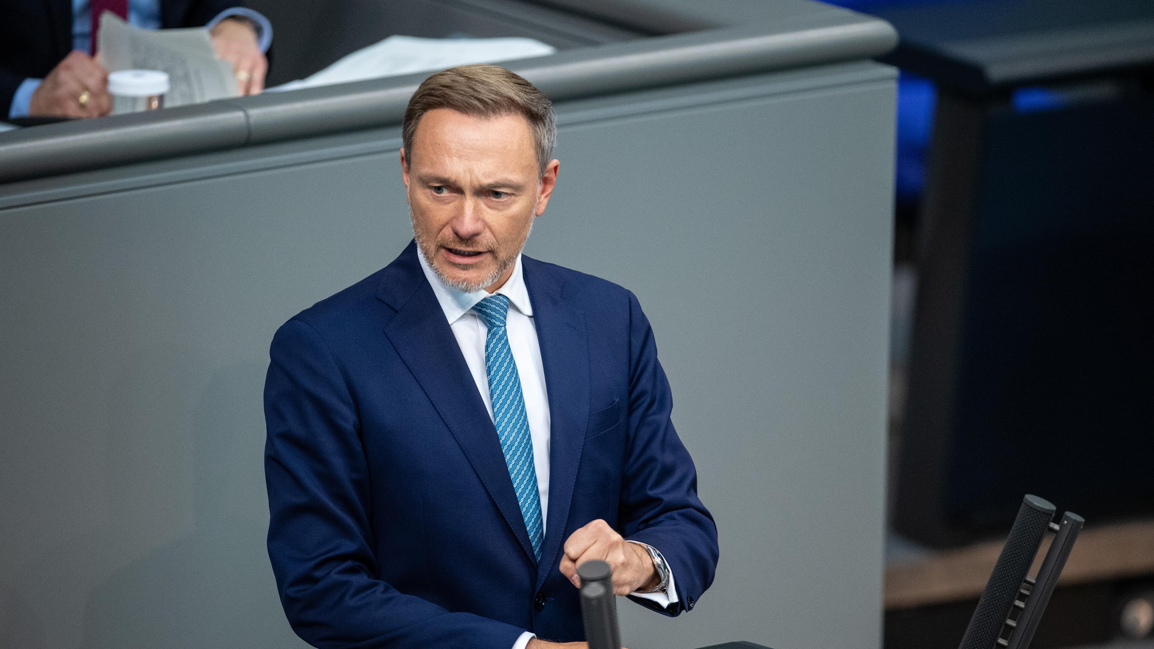 16.11.2023, Berlin: Christian Lindner (FDP), Bundesminister der Finanzen, spricht bei der Sitzung des Bundestags.