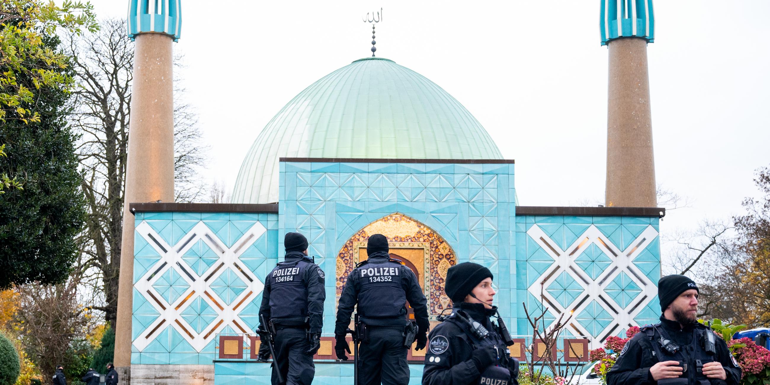 16.11.23, Hamburg: Polizisten stehen vor dem Islamischen Zentrum in Hamburg. 