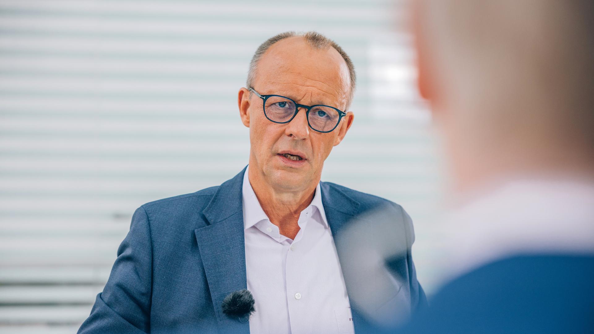 Friedrich Merz wird im ZDF-Sommerinterview von Theo Koll interviewt