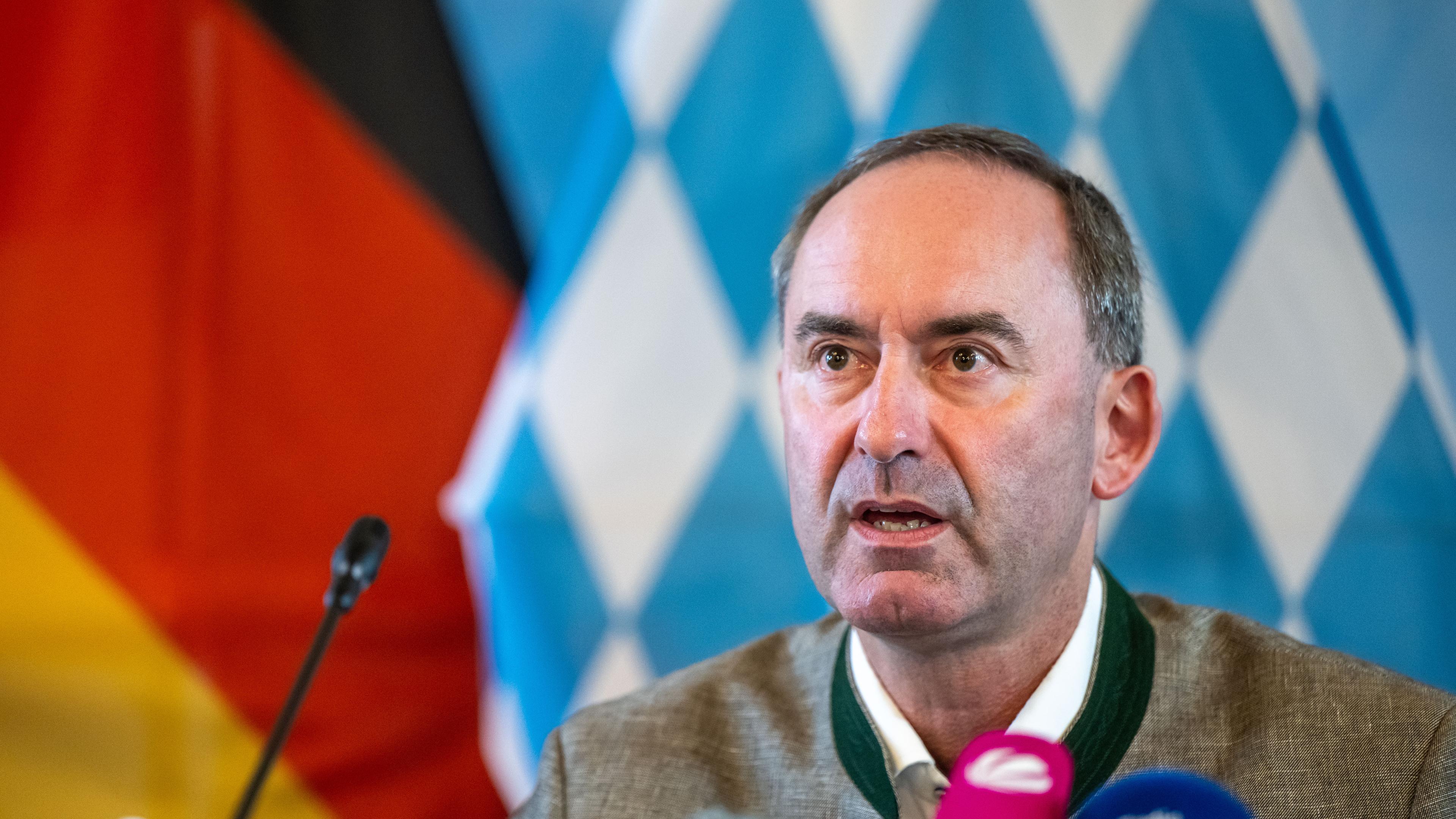 31.08.23, München: Hubert Aiwanger spricht vor Mikrofonen auf einer Pressekonferenz.