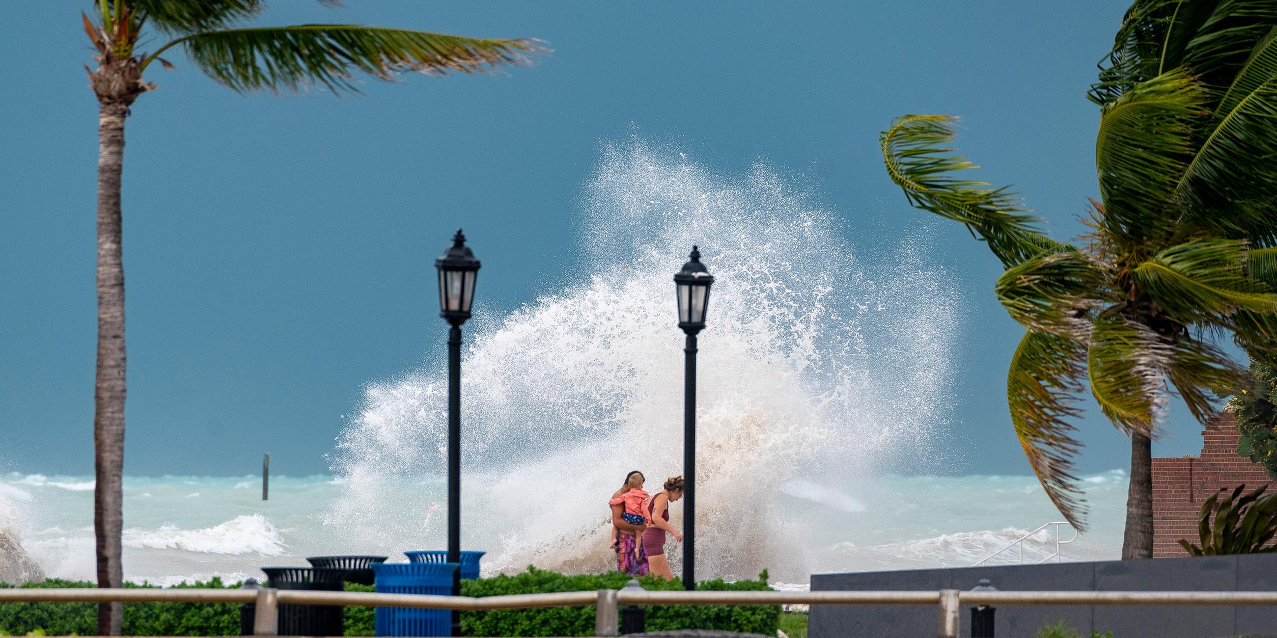 29.08.23 Key West, Wellen treffen am Higgs Beach auf die Küste