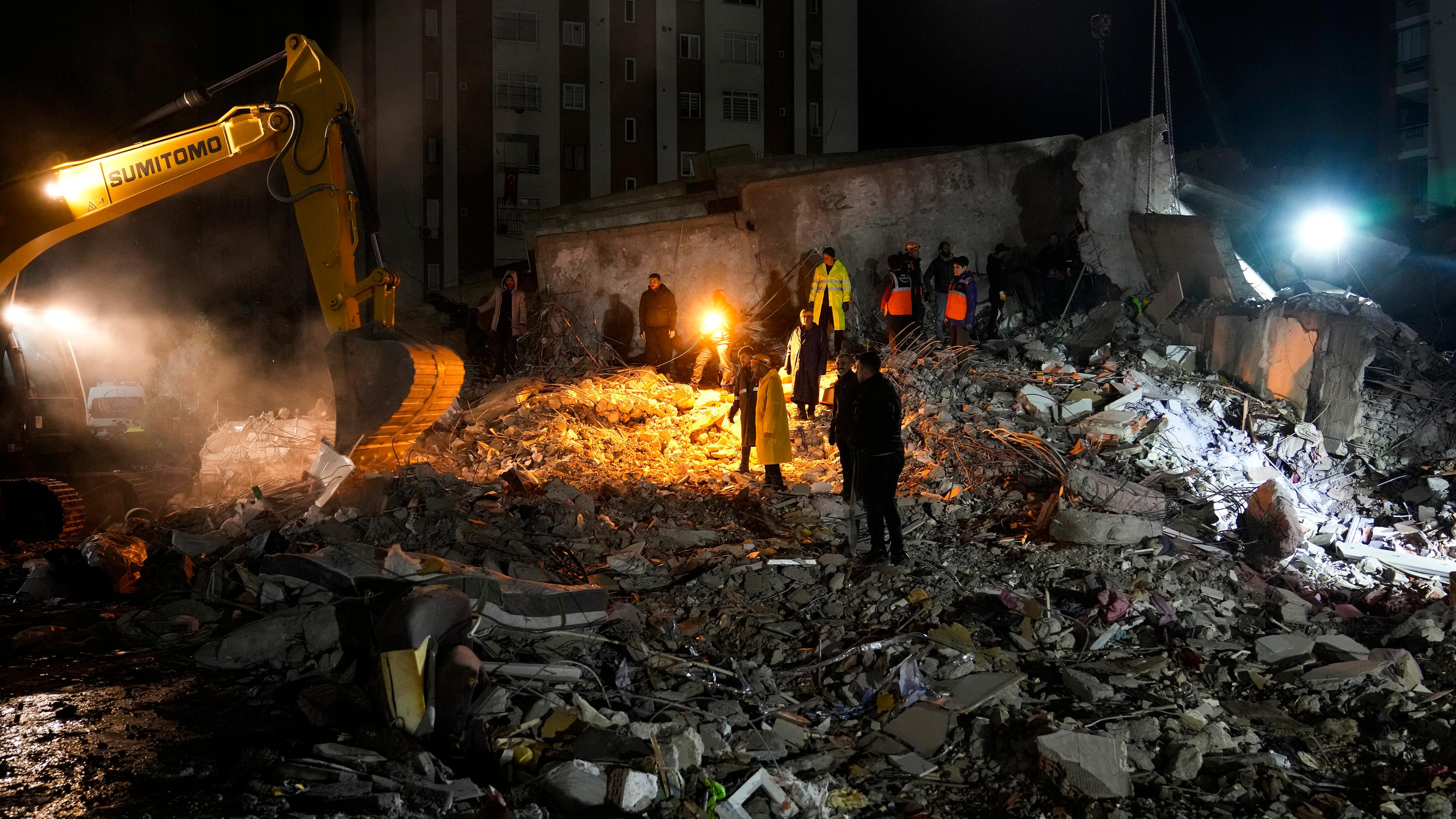 Adana, Türkei, 06.02.2023: Rettungskräfte suchen nach dem Erdbeben nach Verschütteten.