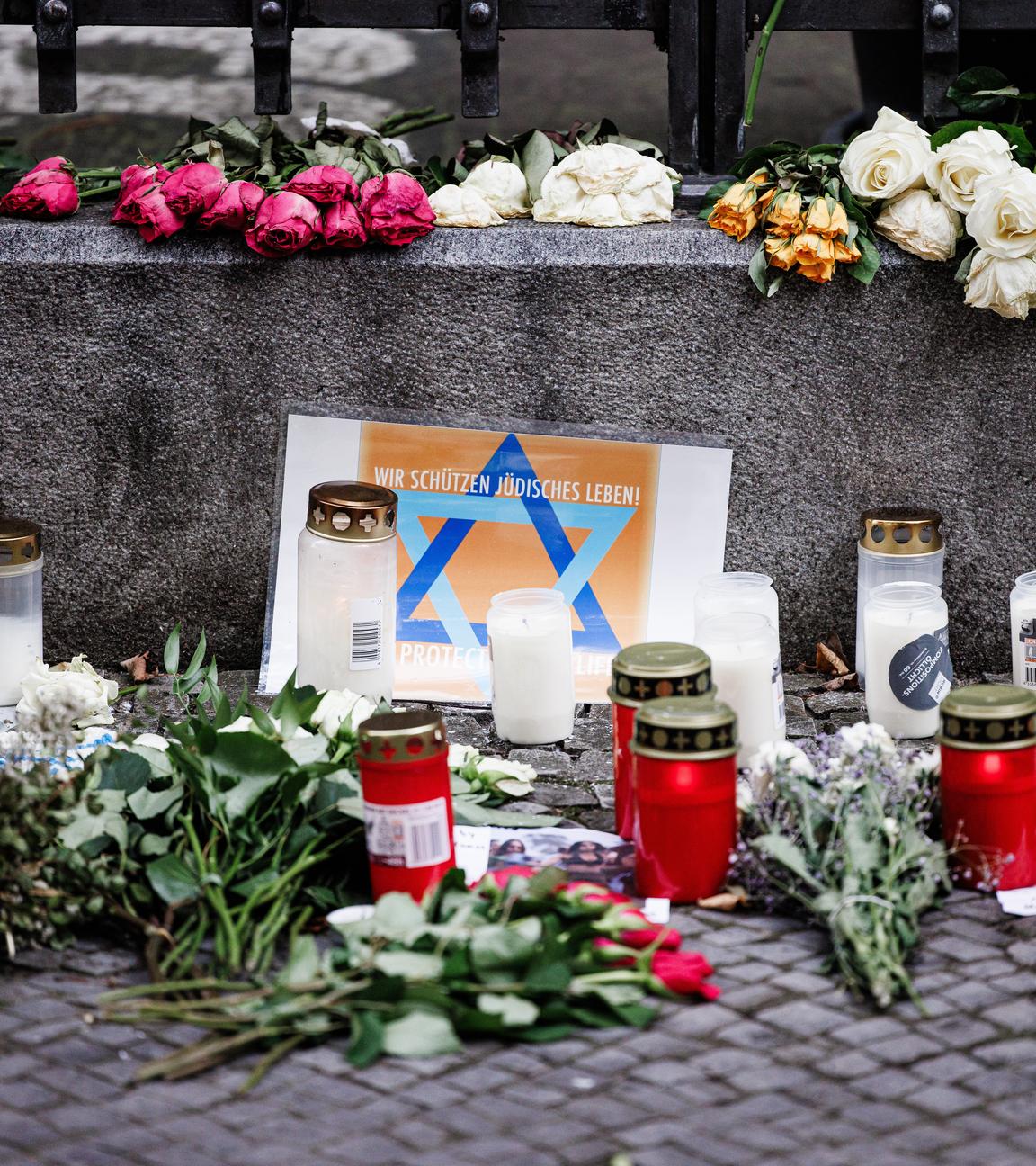 Blumen und Kerzen für die Opfer in Israel vor der neuen Synagoge in Berlin, Berlin, 16.10.2023